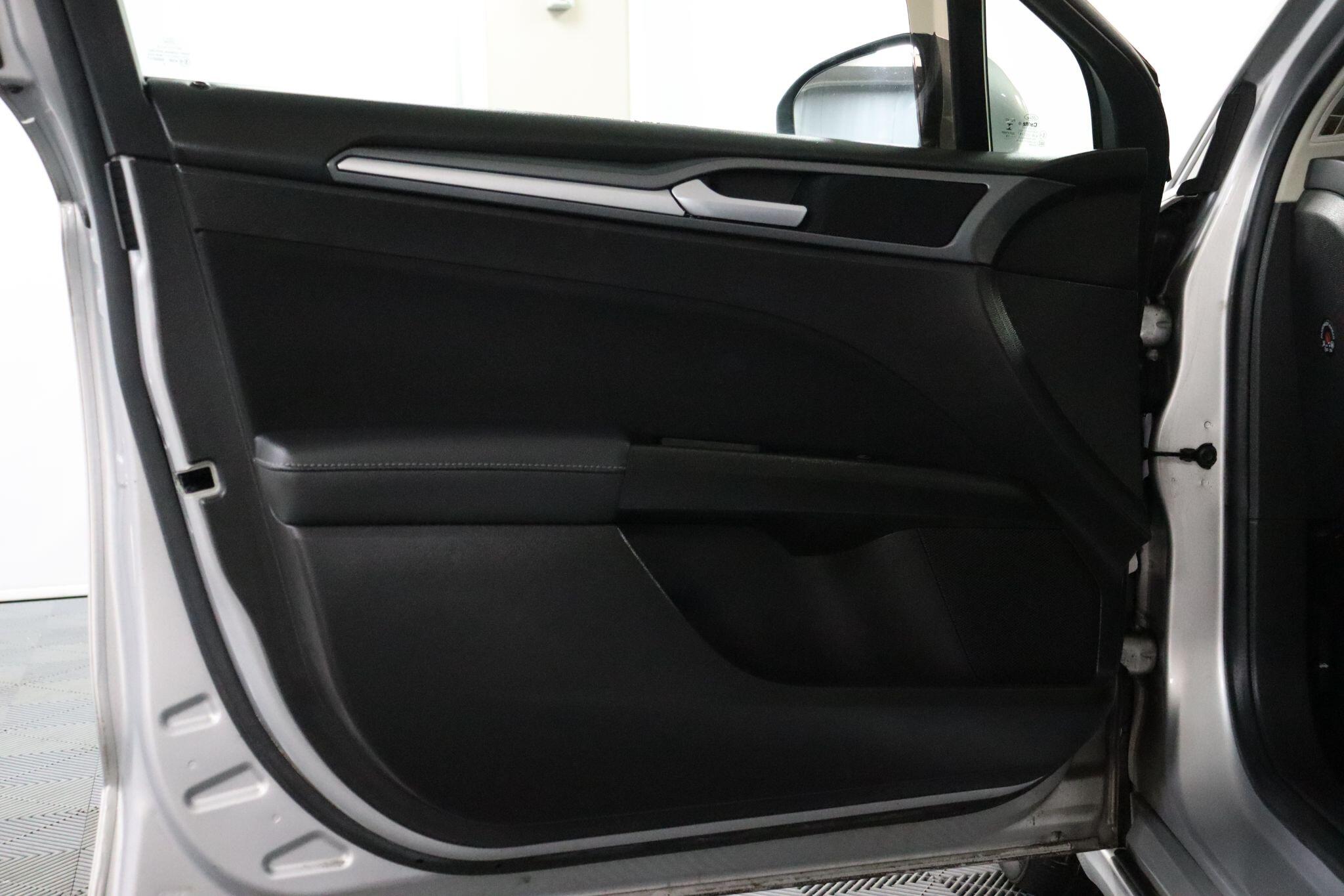Ford Mondeo view 44
