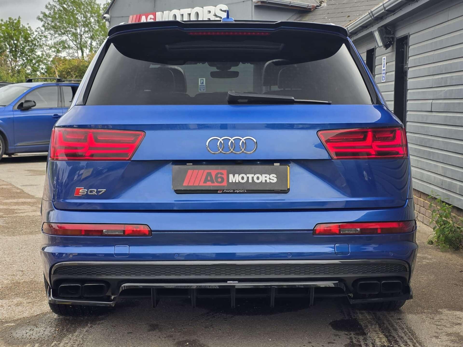 Audi SQ7 view 12
