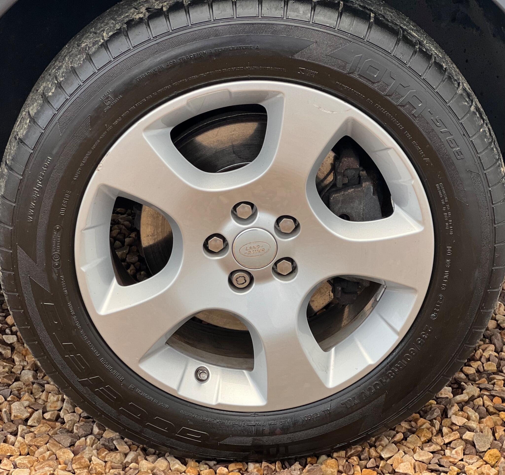 Land Rover Discovery Sport view 8