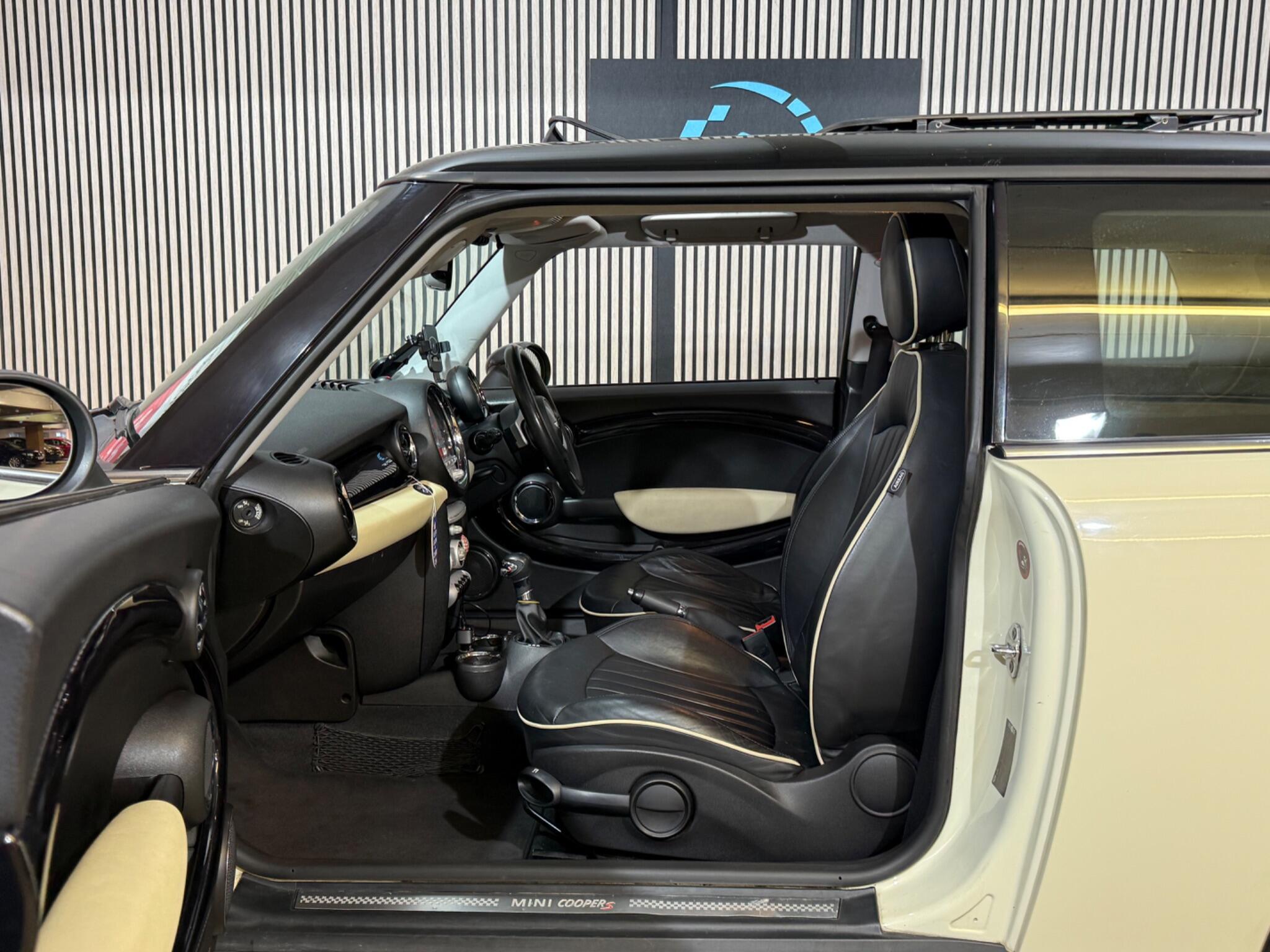 2008 MINI Hatch image 27