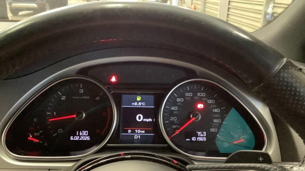 Audi Q7 view 4