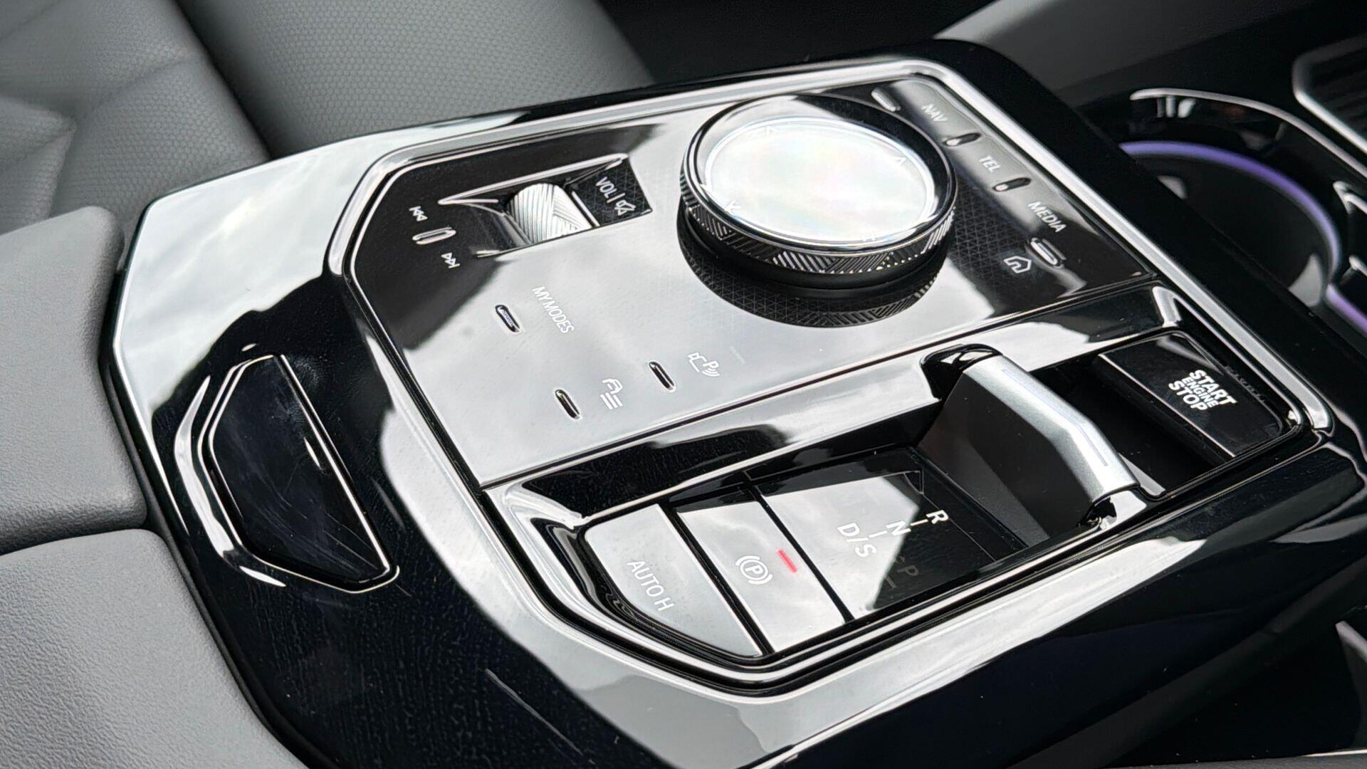 BMW 5 Series view 10