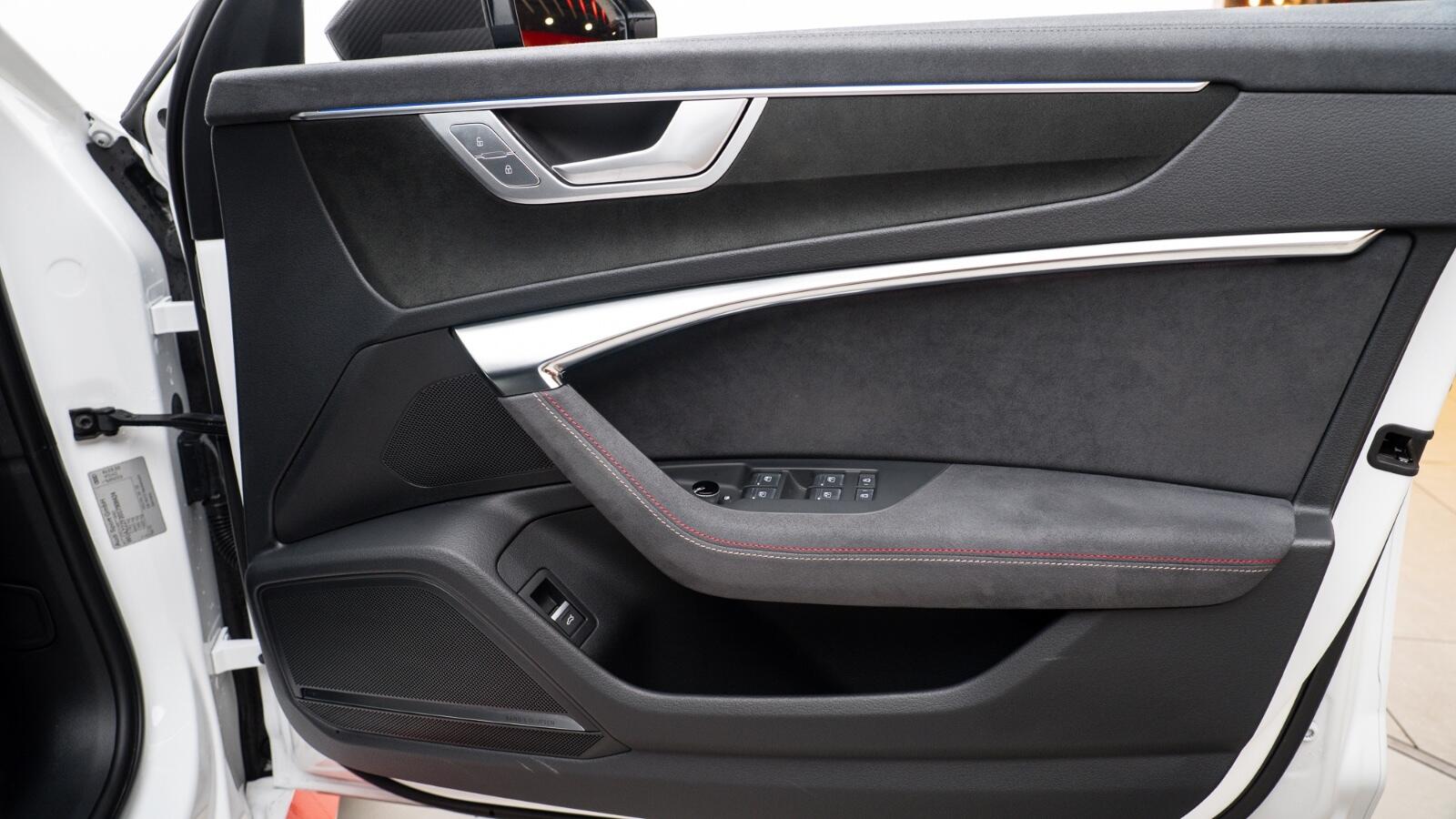 Audi RS6 Avant view 29