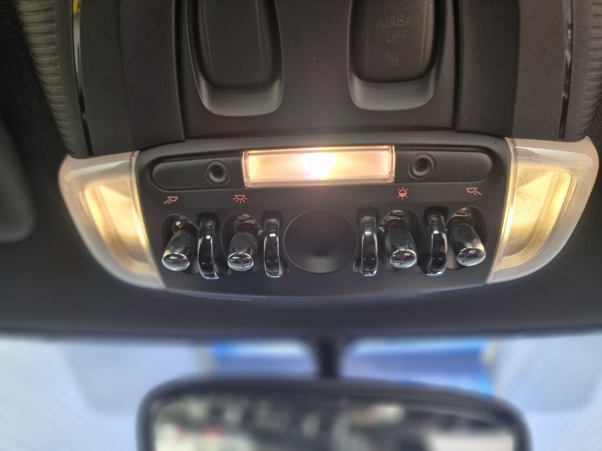 2015 MINI Hatch image 13