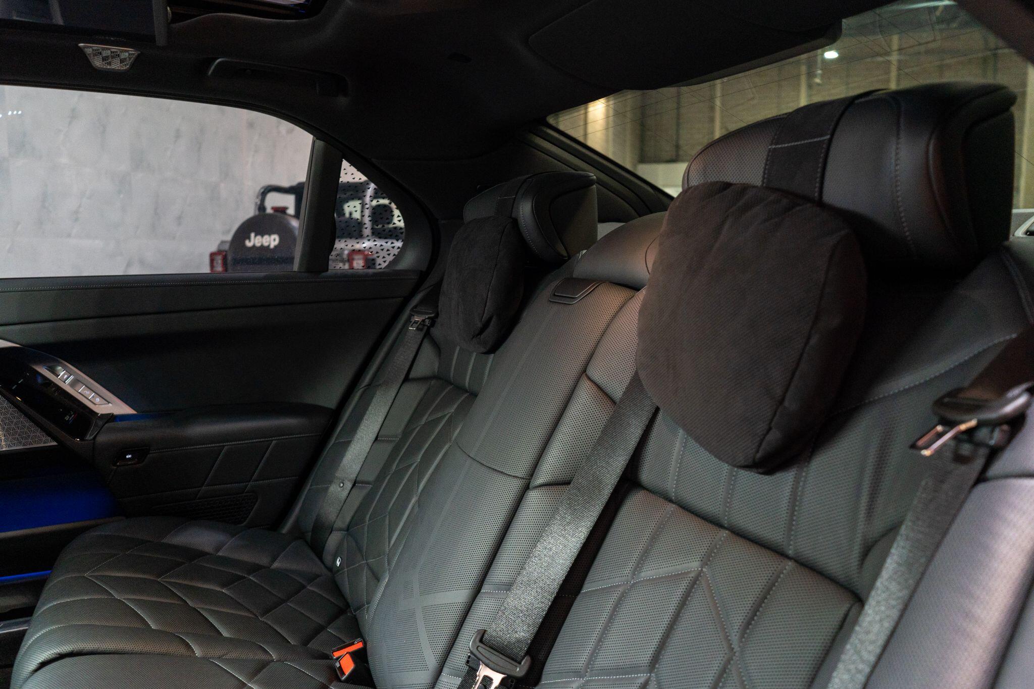 BMW 7 Series view 15