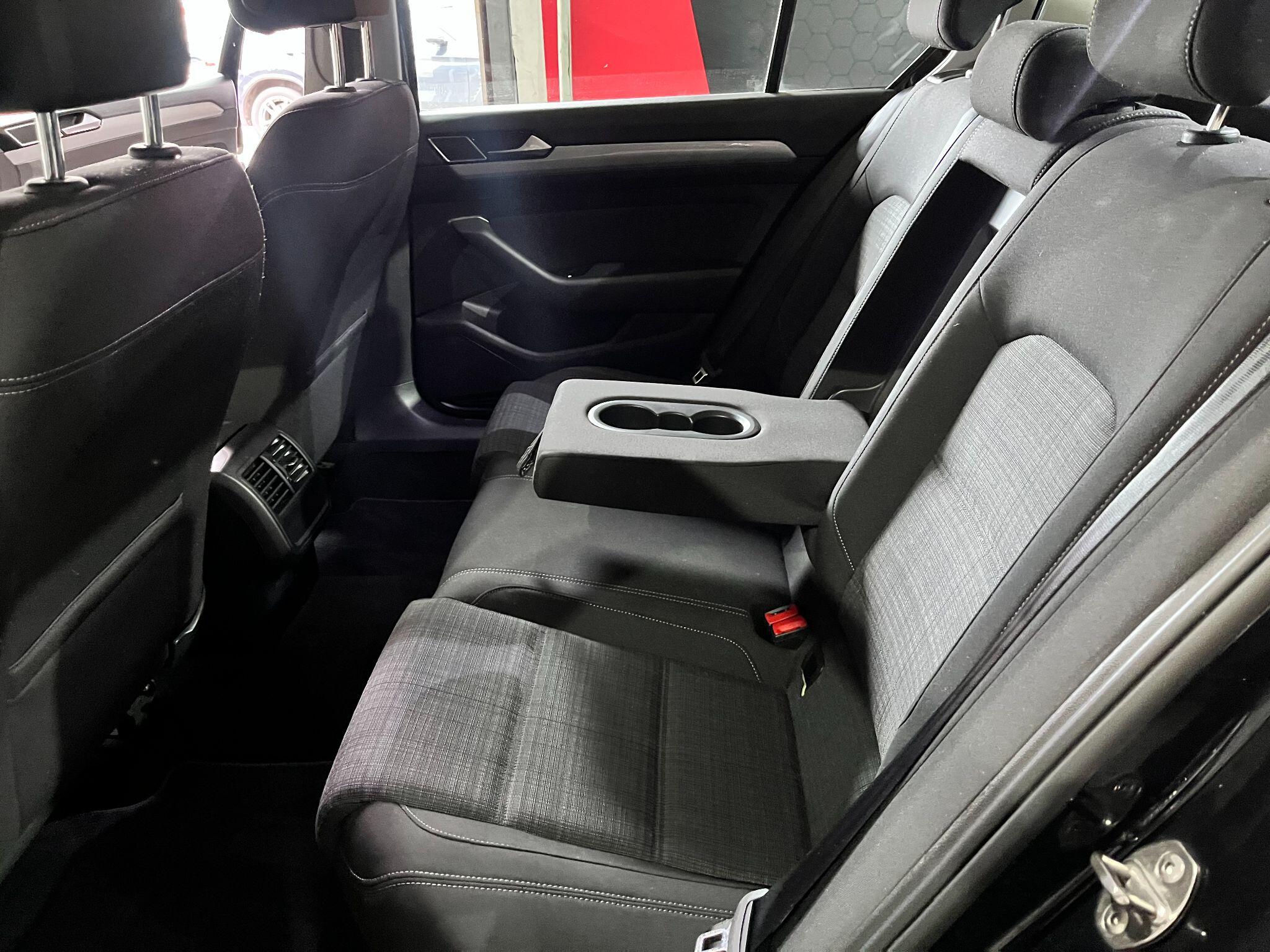 Volkswagen Passat view 42