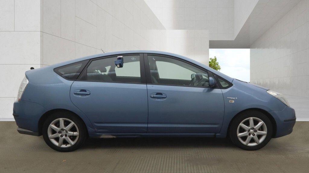 Toyota Prius view 5
