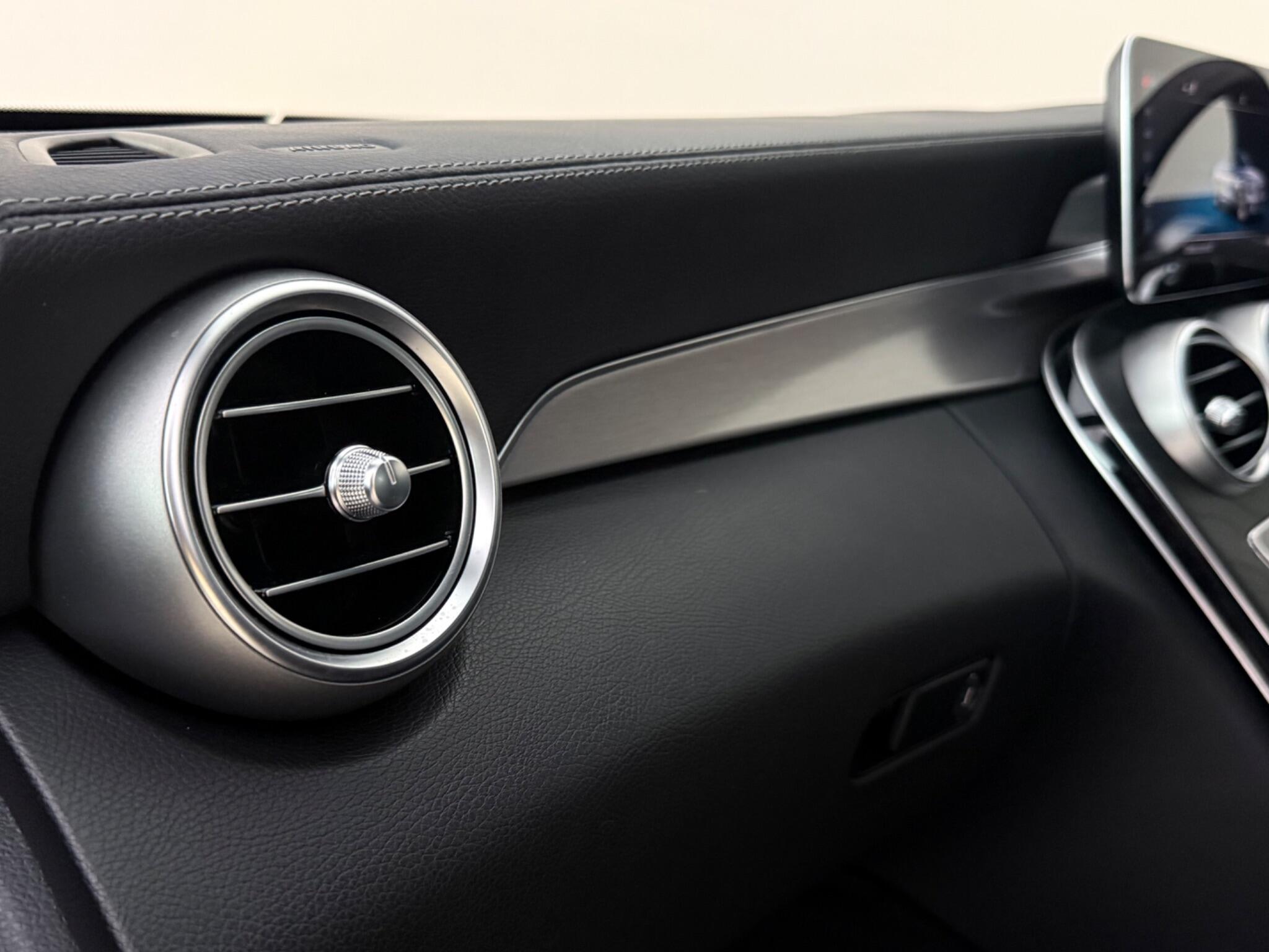 Mercedes-Benz C-Class view 25