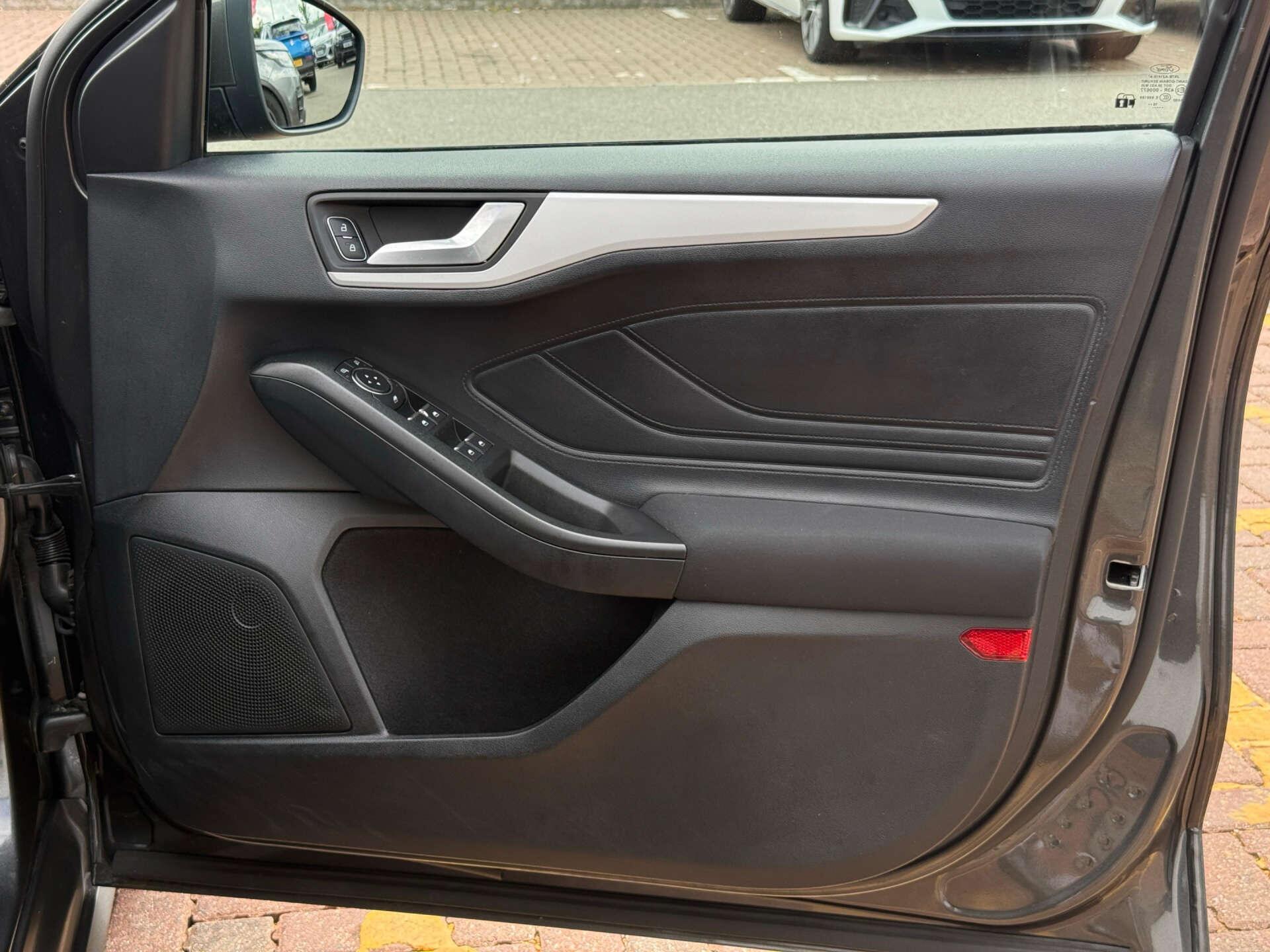 Ford Focus view 24