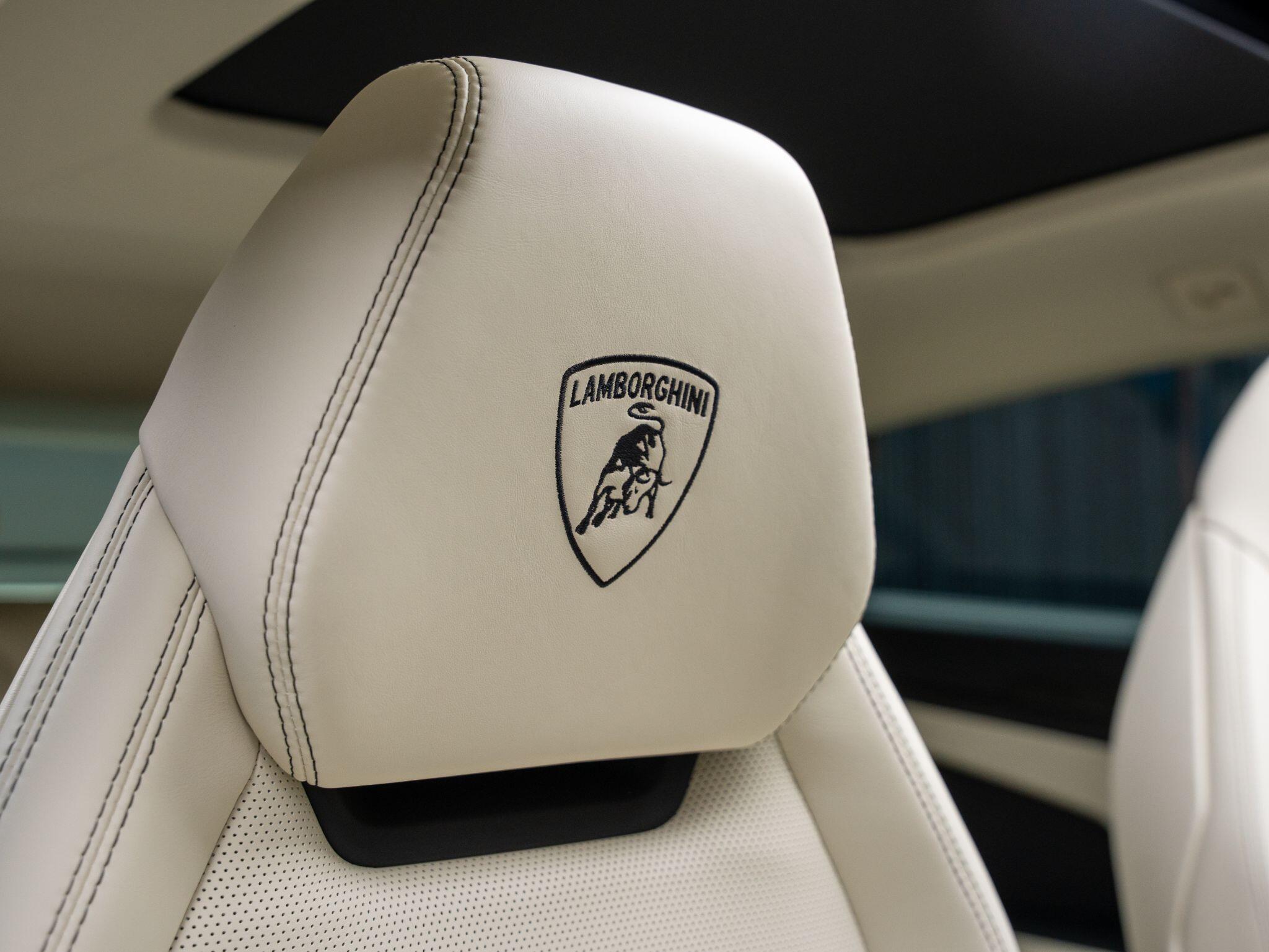 Lamborghini Urus view 45