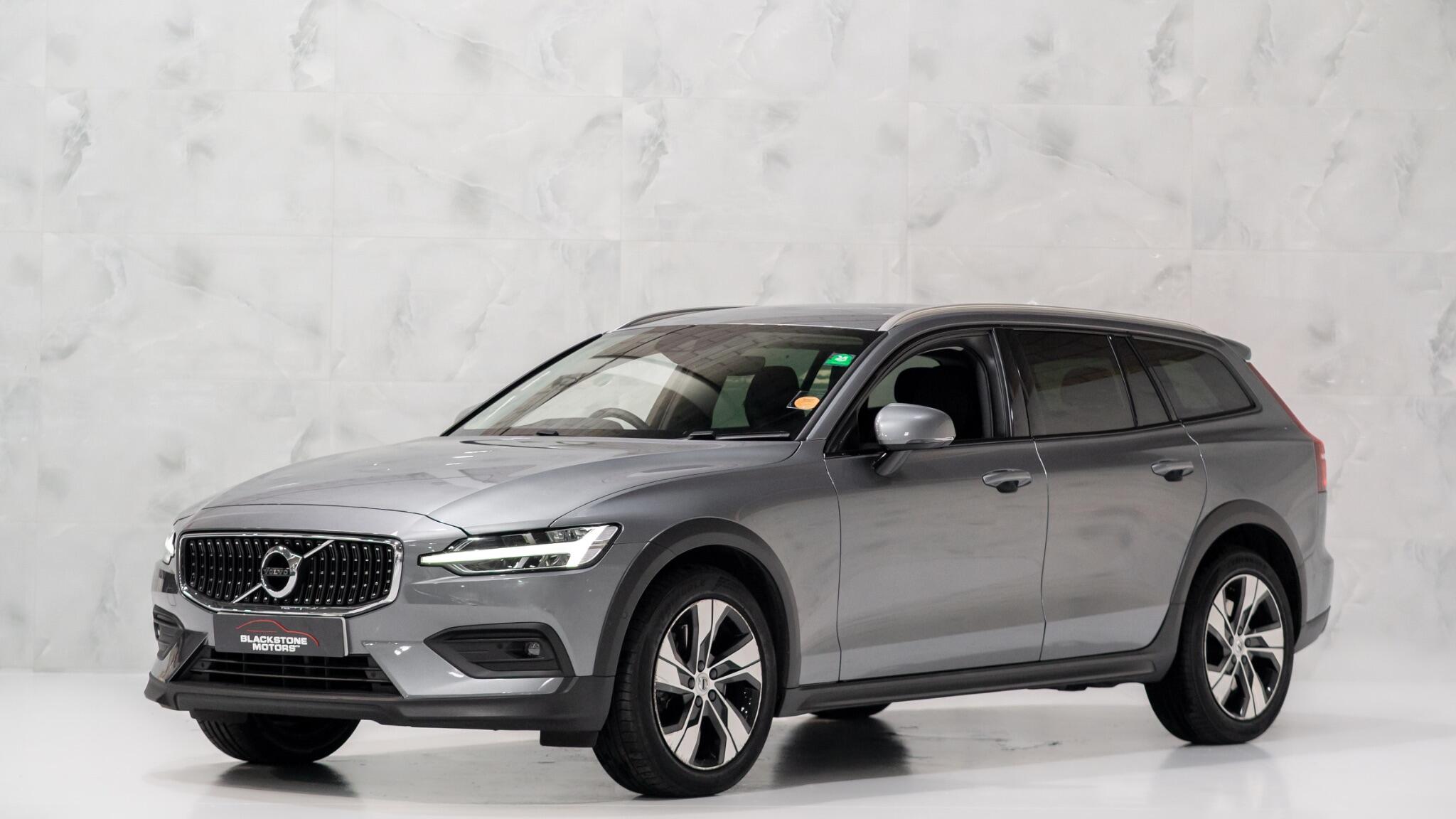 Volvo V60 Cross Country view 3