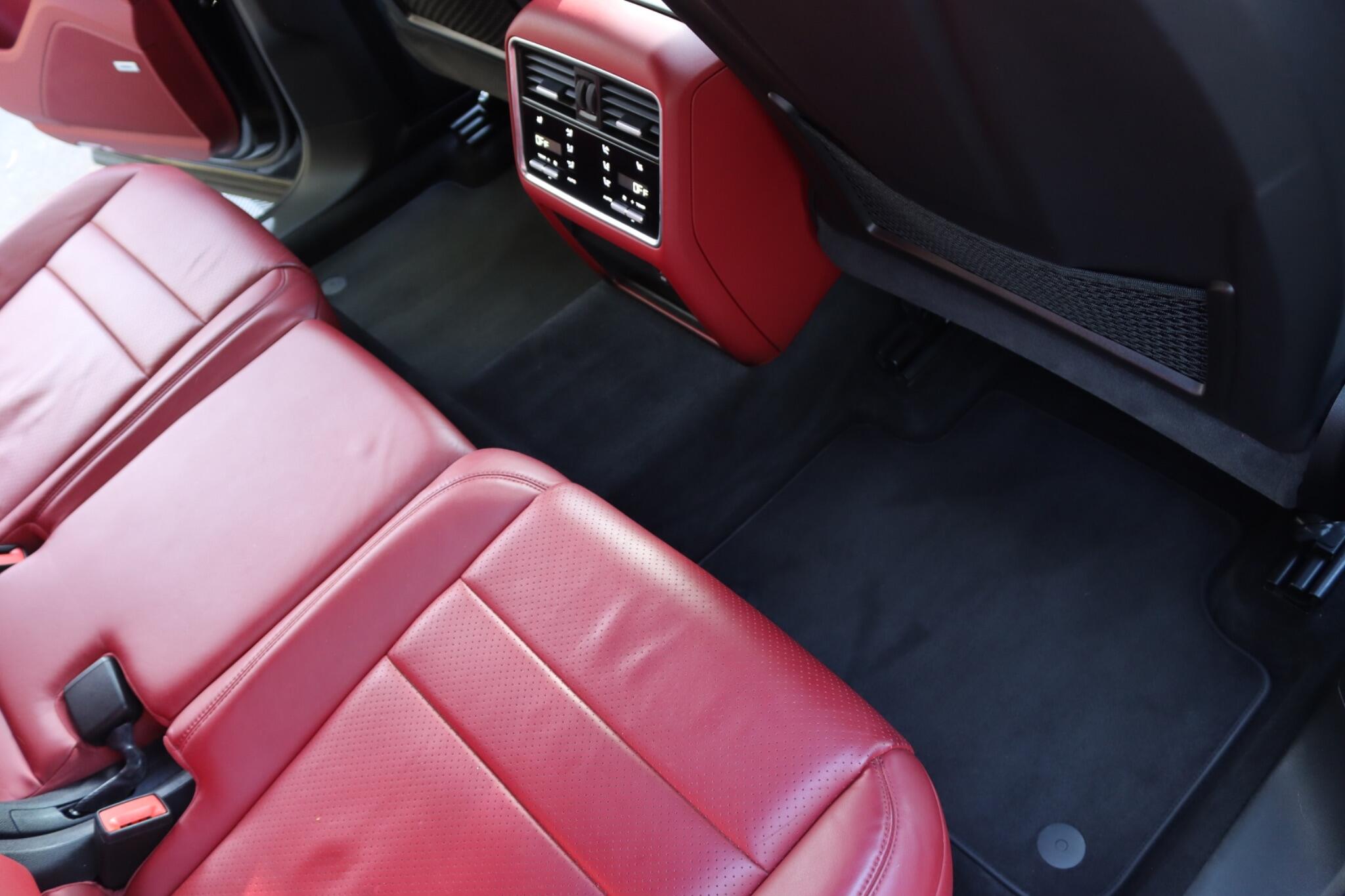 Porsche Cayenne view 40