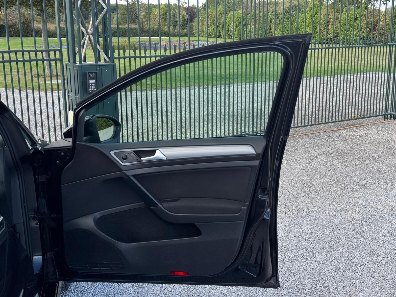 2014 Volkswagen Golf image 11