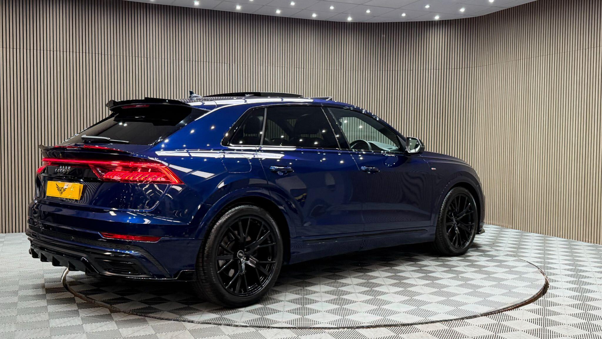Audi Q8 view 43