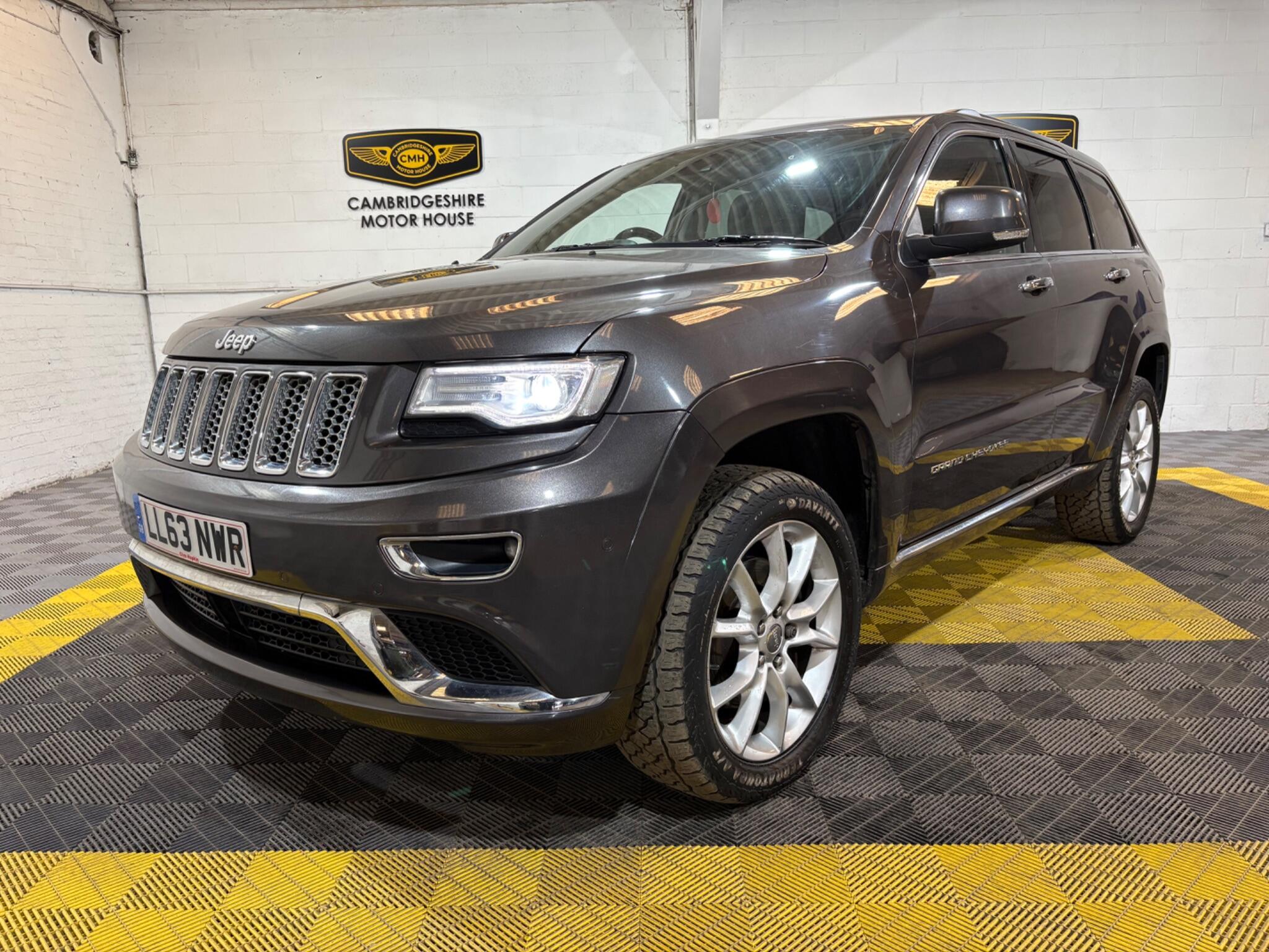 Jeep Grand Cherokee view 4