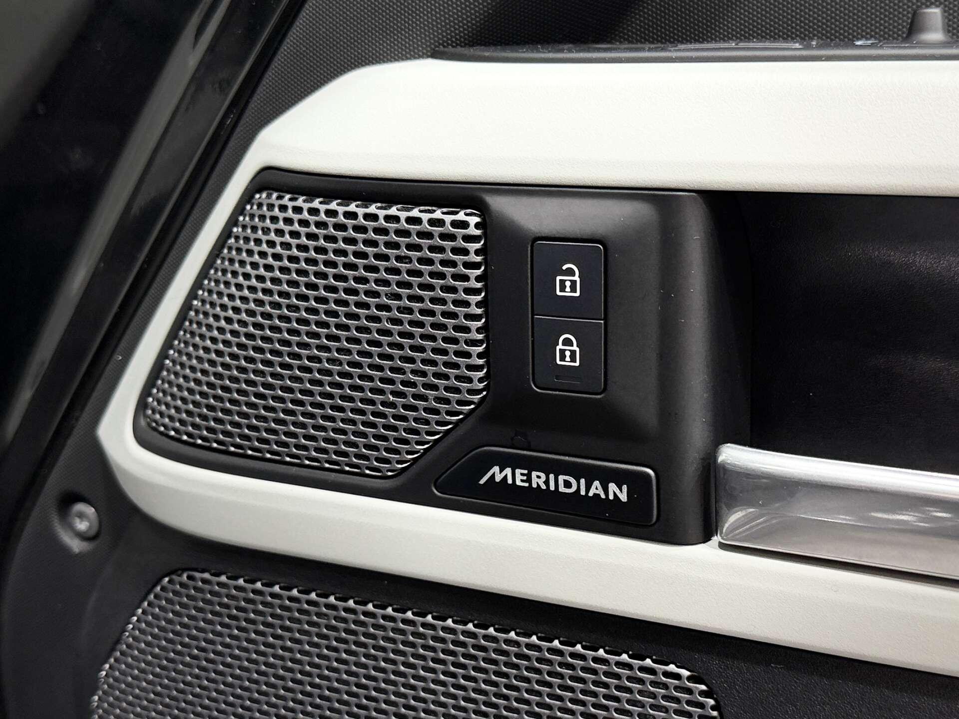 Land Rover Defender view 32