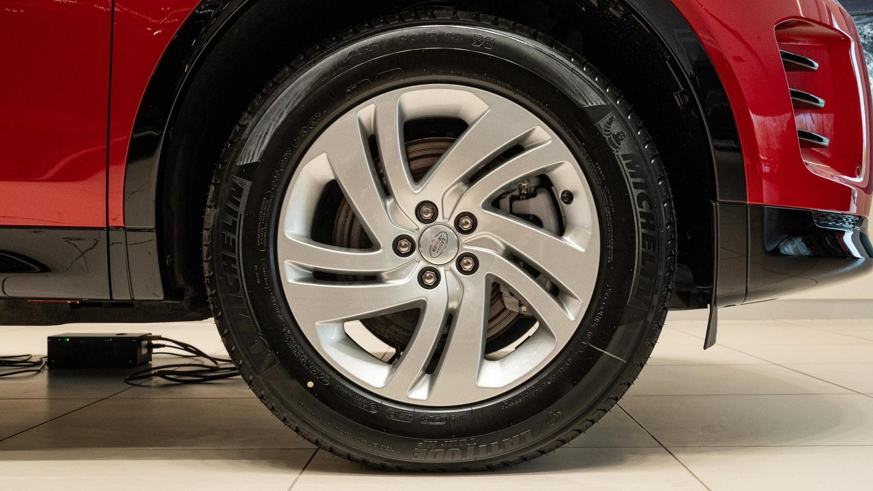 Land Rover Discovery Sport view 9