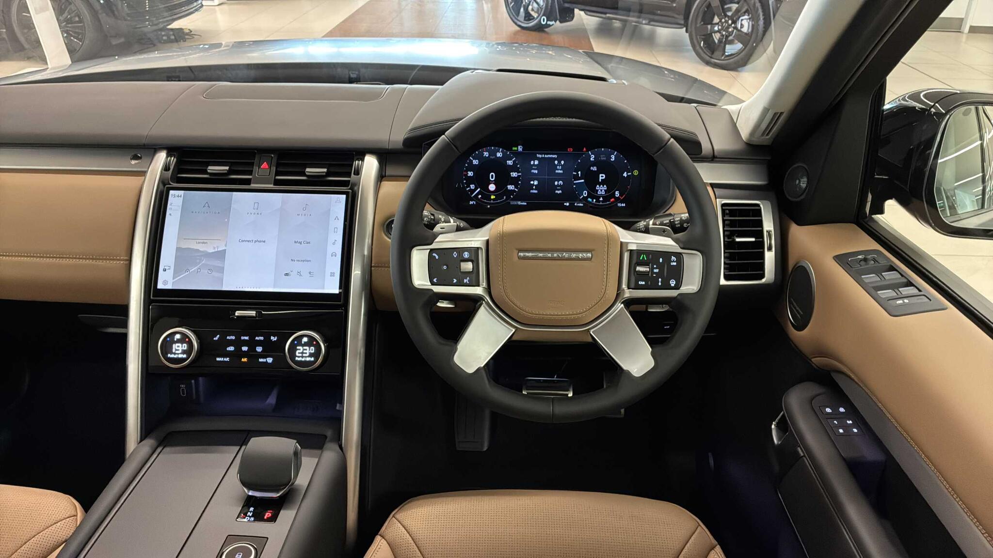 Land Rover Discovery view 15