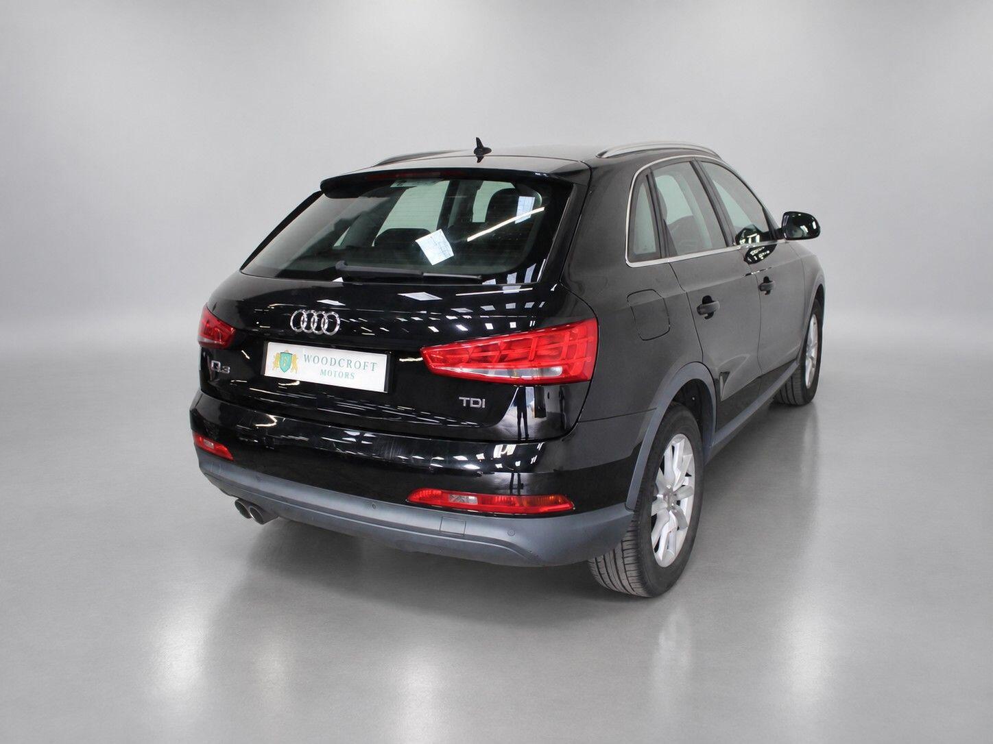 Audi Q3 view 8