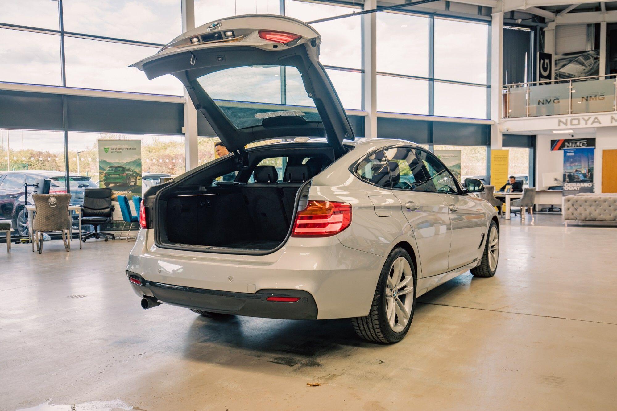 BMW 3 Series view 32