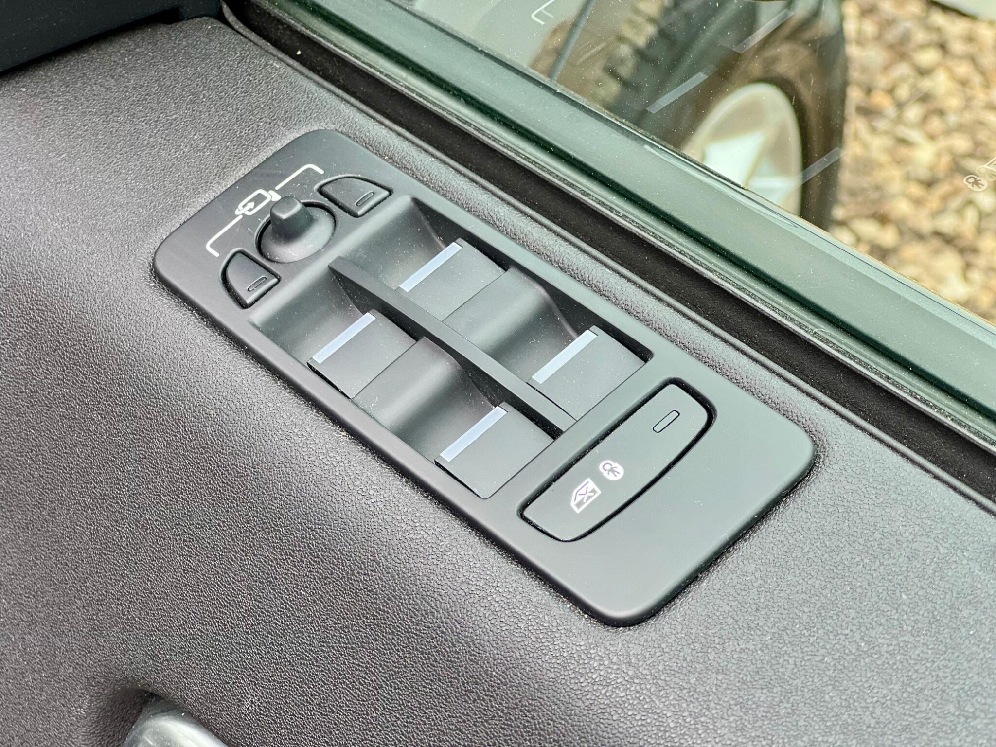 Land Rover Discovery Sport view 44