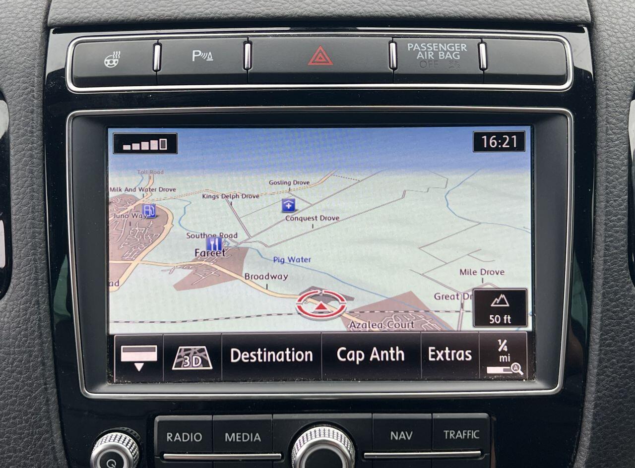 Volkswagen Touareg view 45