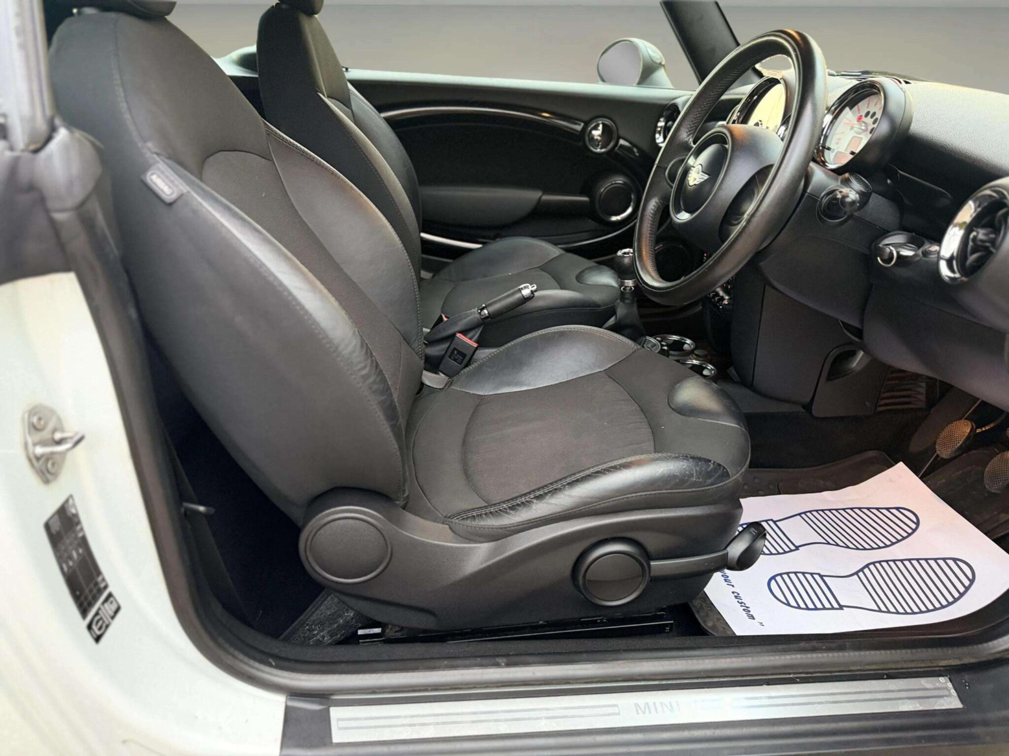 Mini Convertible view 40