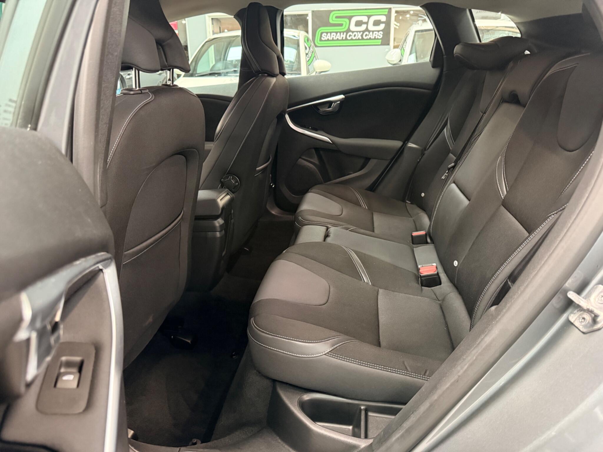 Volvo V40 view 17