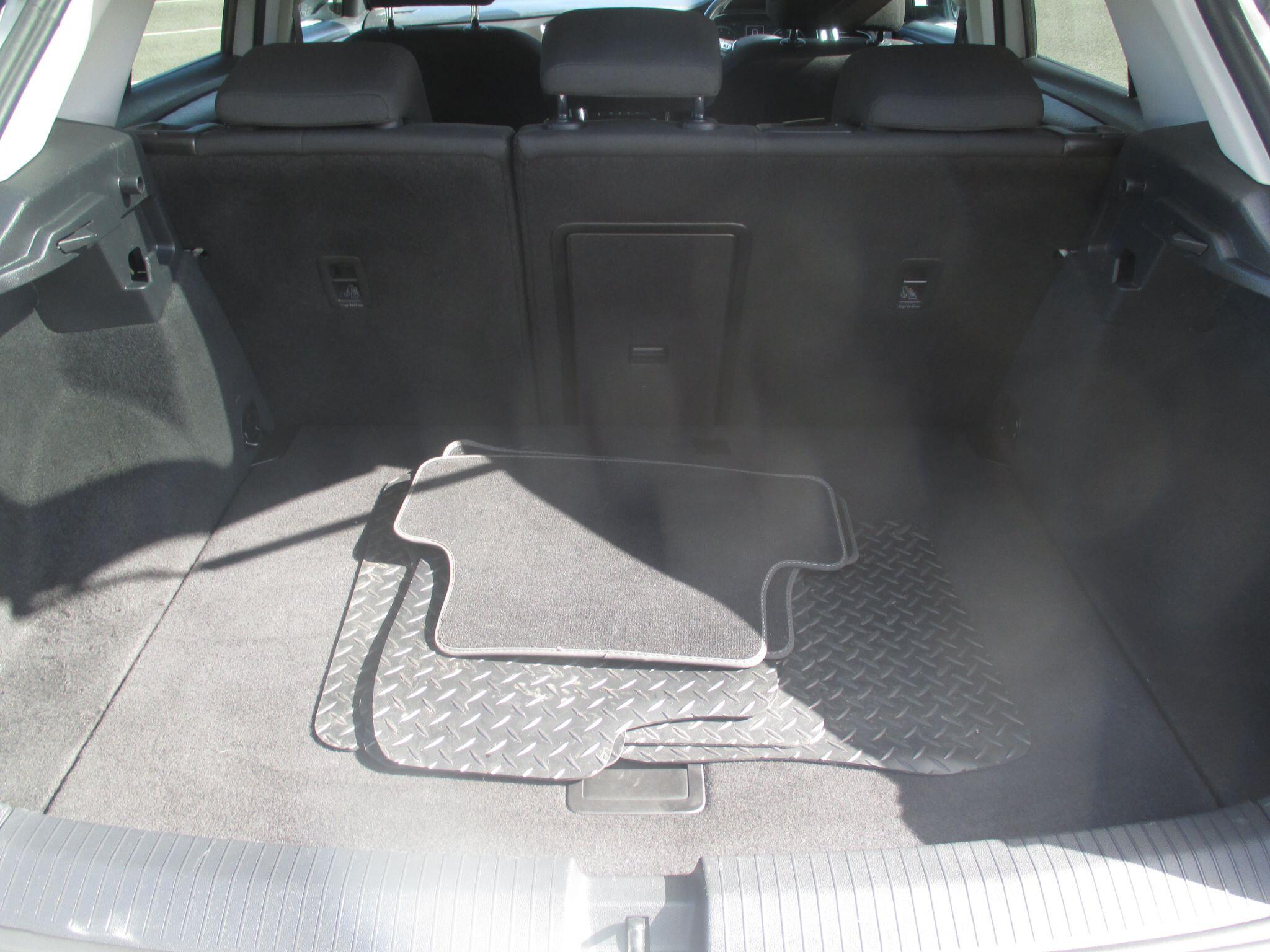 Volkswagen T-Roc view 17