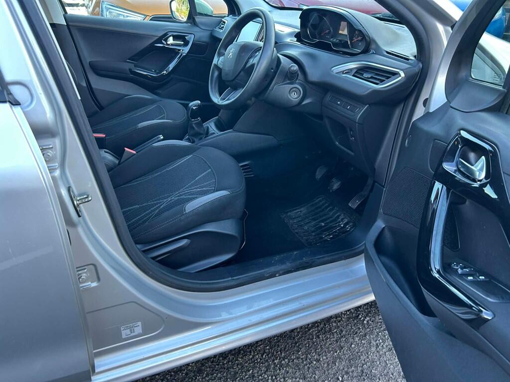 Peugeot 208 view 9