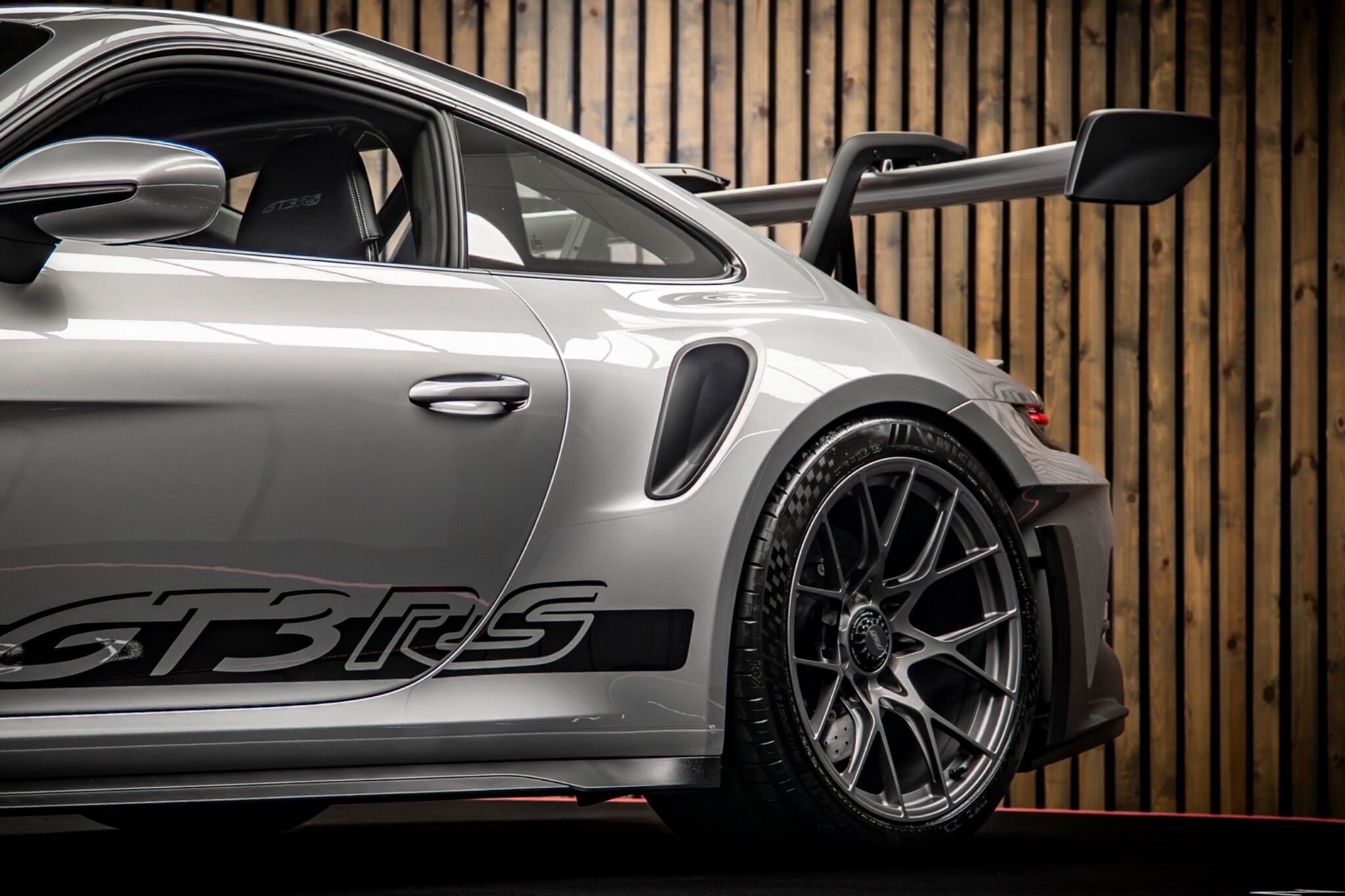Porsche 911 view 16