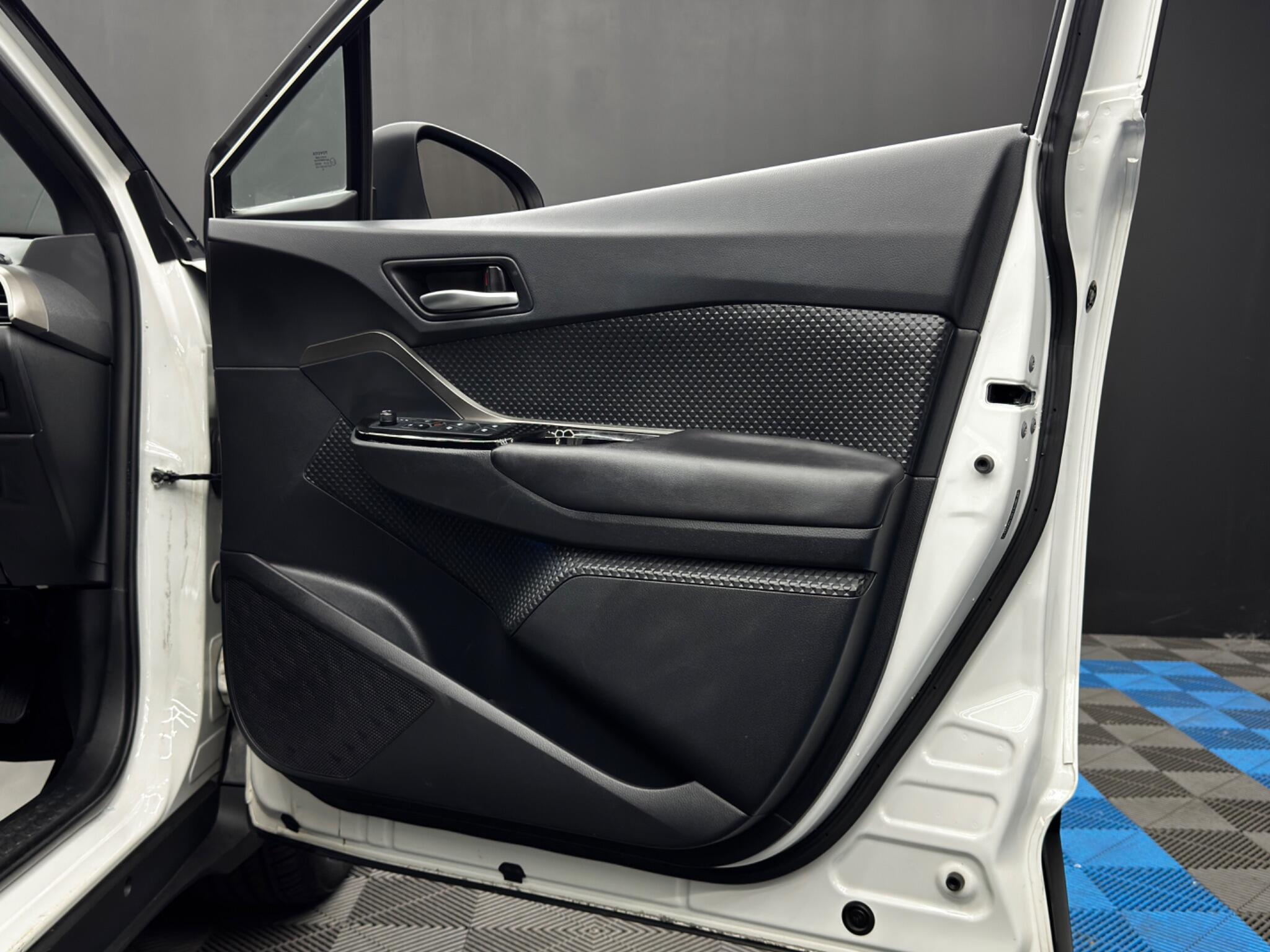 Toyota C-HR view 36