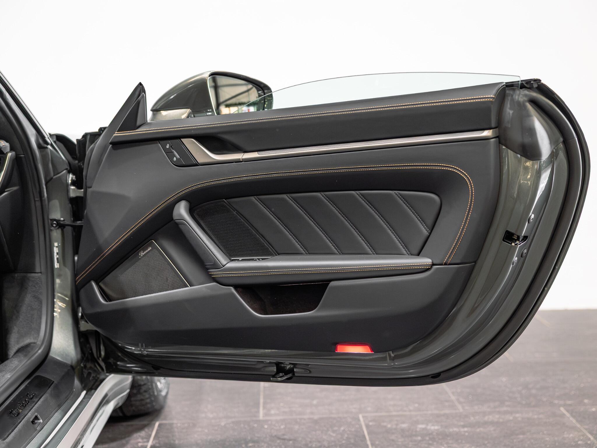Porsche 911 view 29