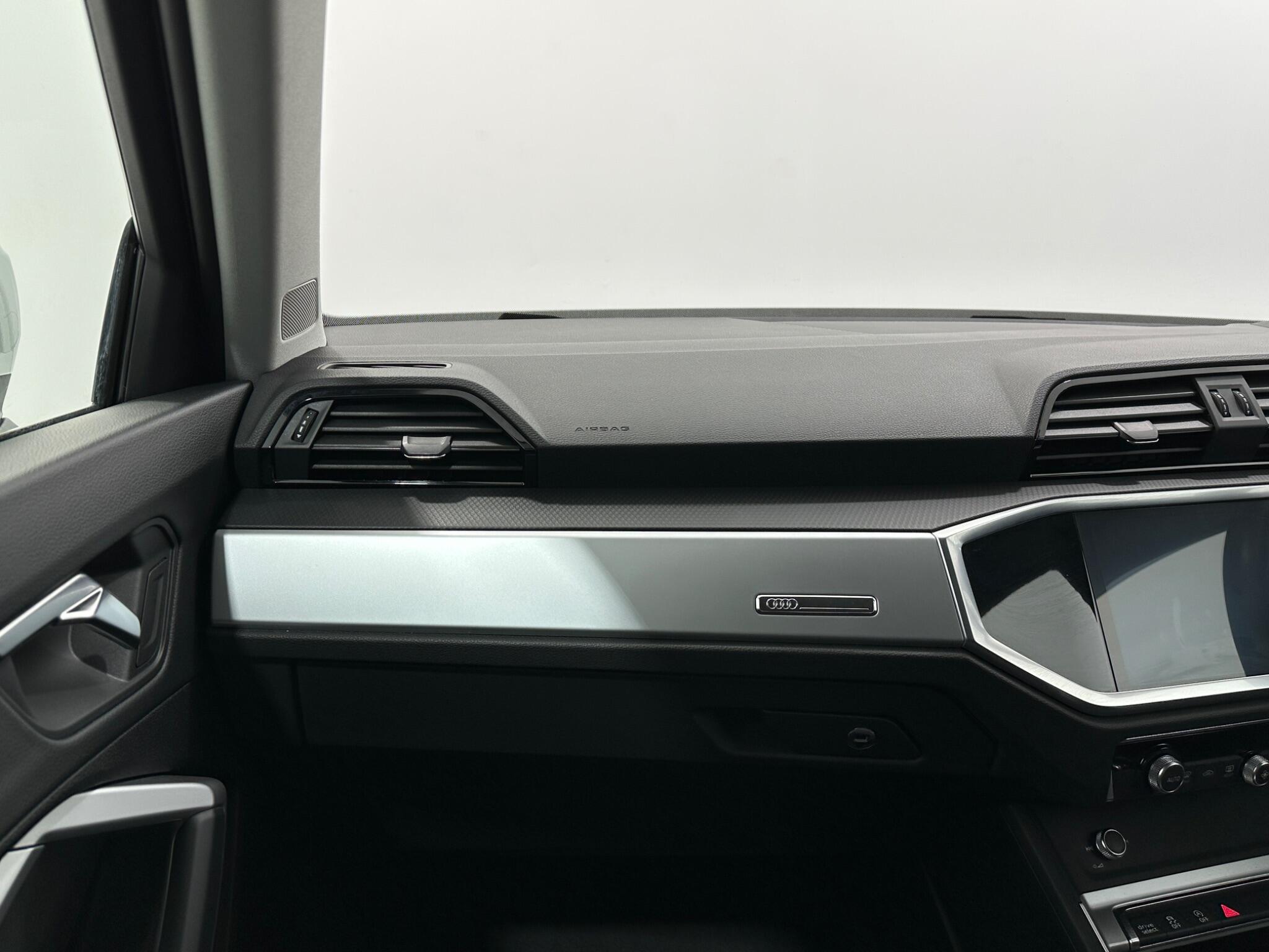 Audi Q3 view 28