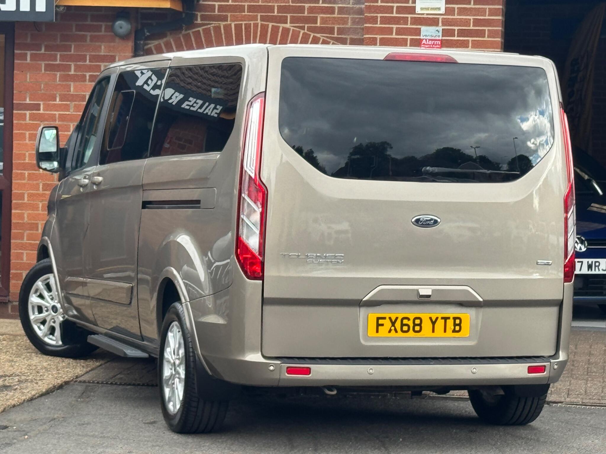 Ford Tourneo Custom view 3
