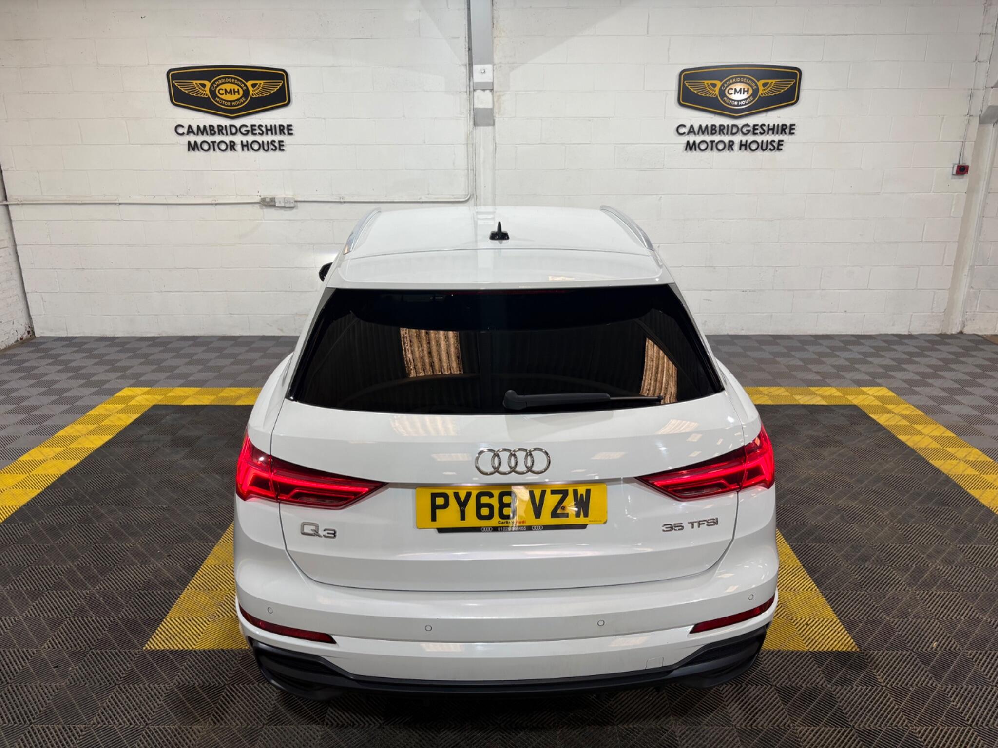 Audi Q3 view 11