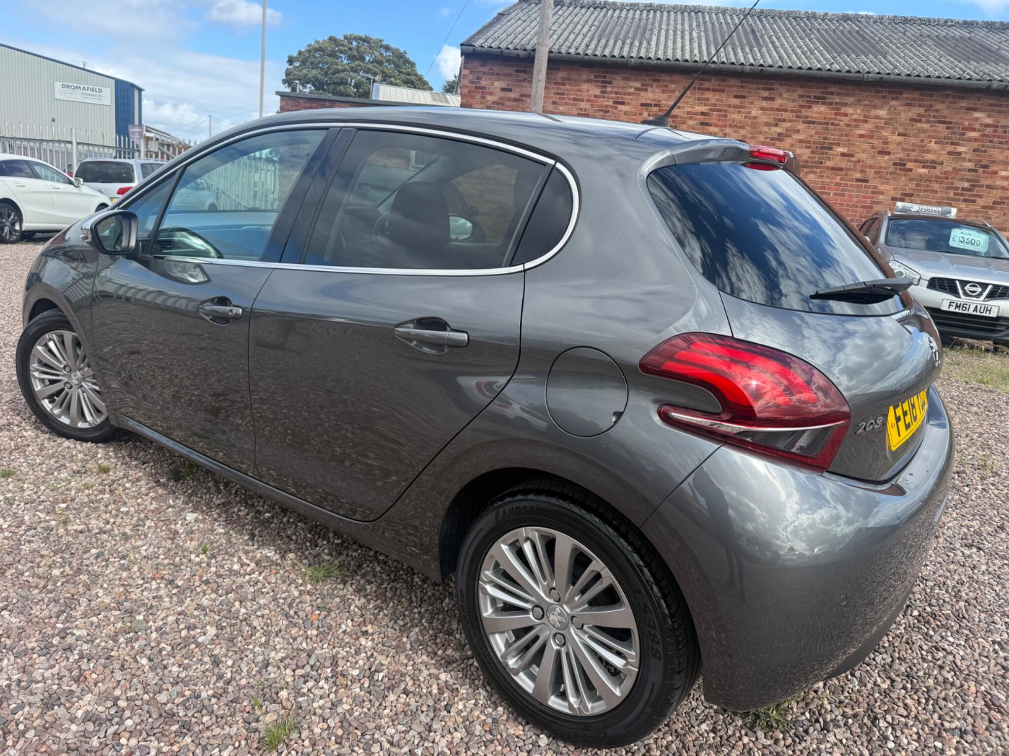 Peugeot 208 view 13