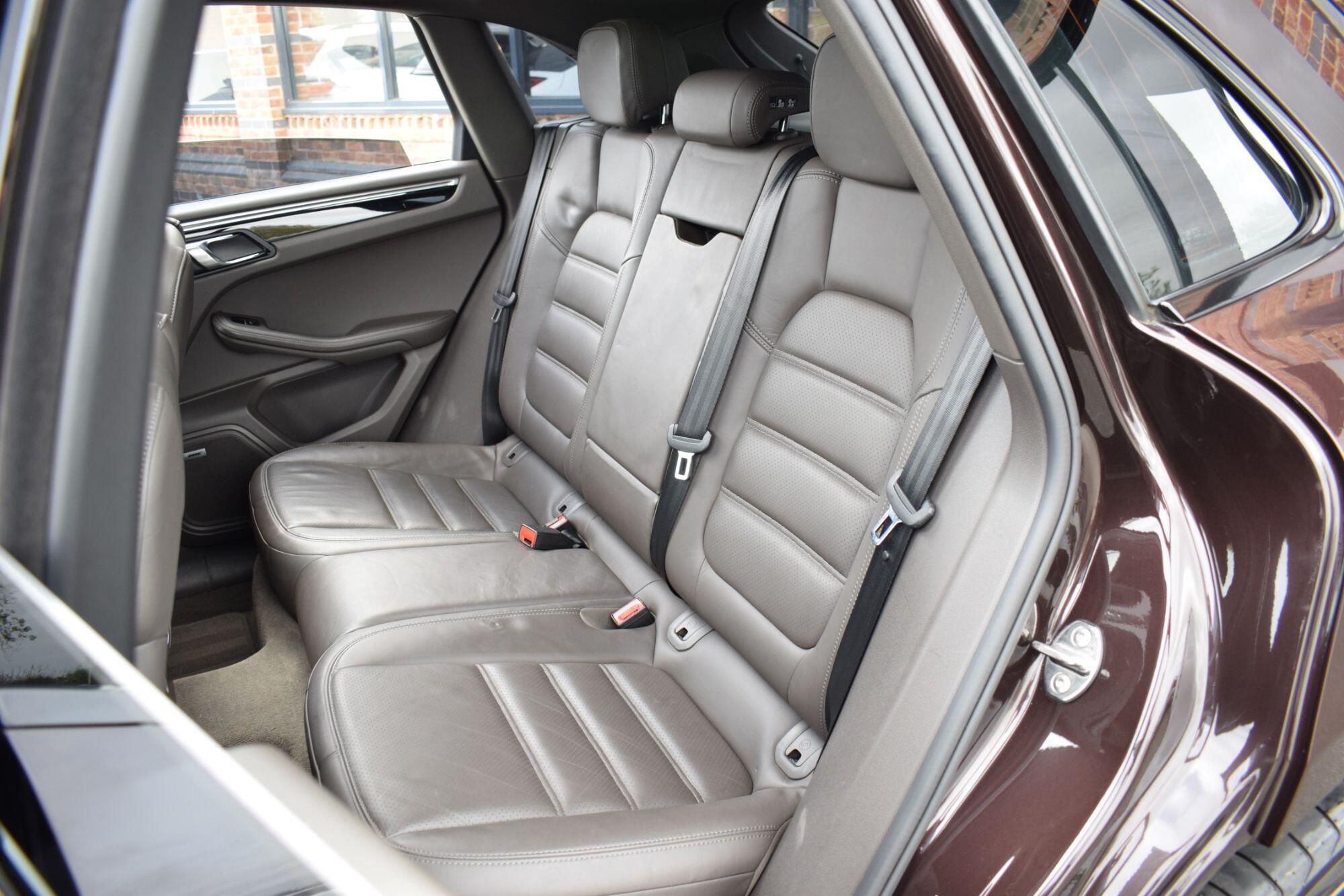 Porsche Macan view 25