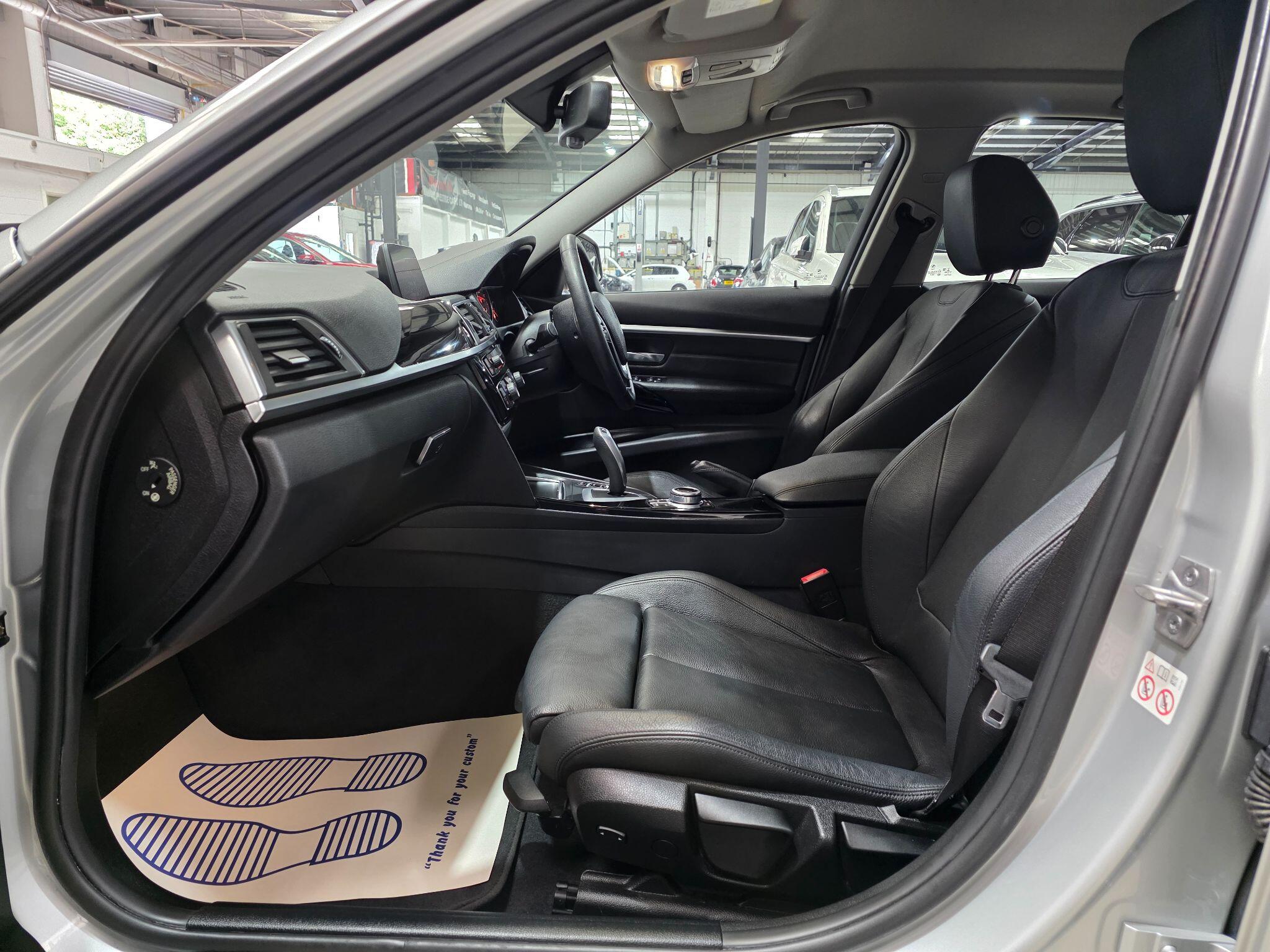 BMW 3 Series view 24