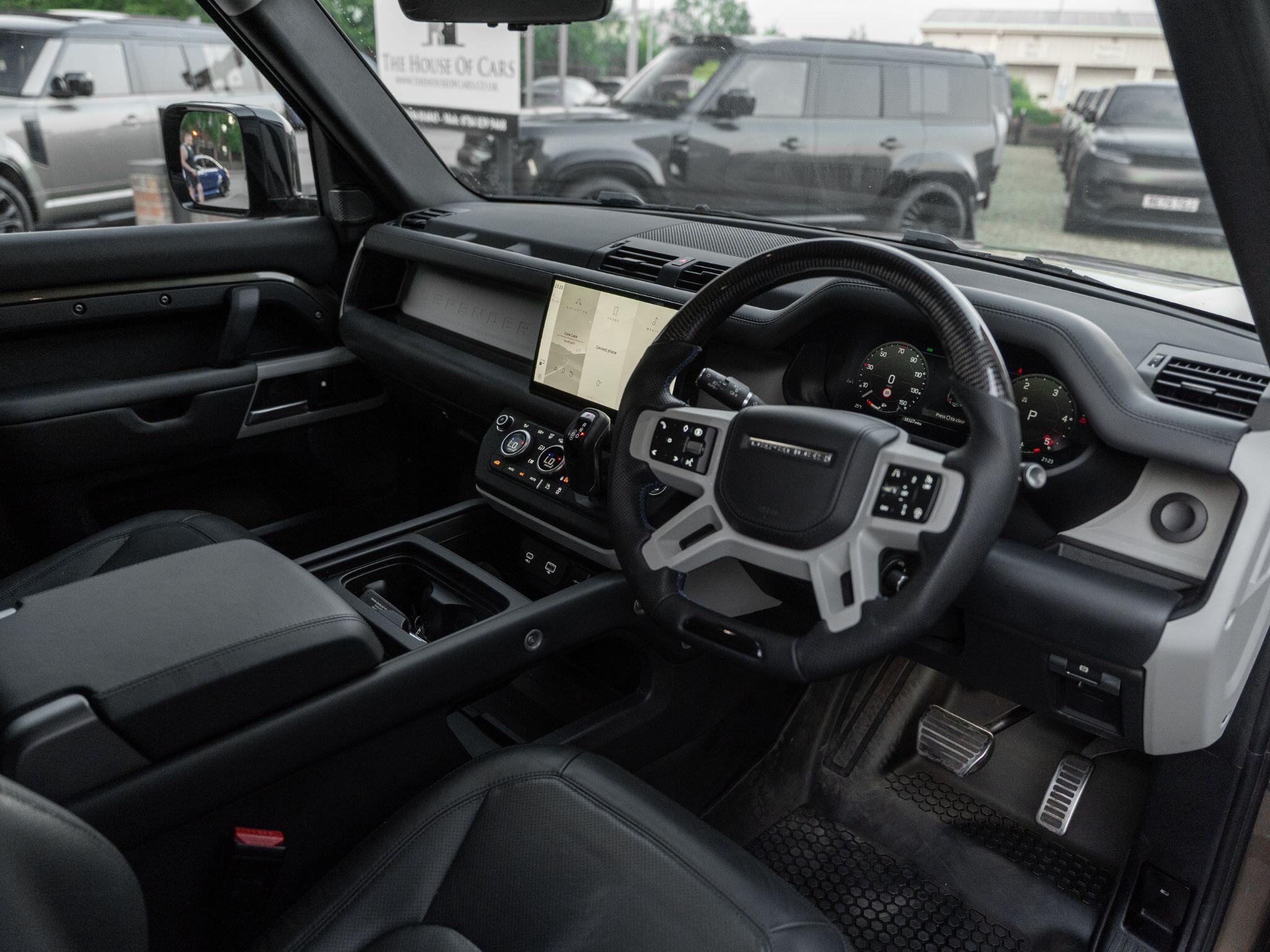 Land Rover Defender 90 view 47