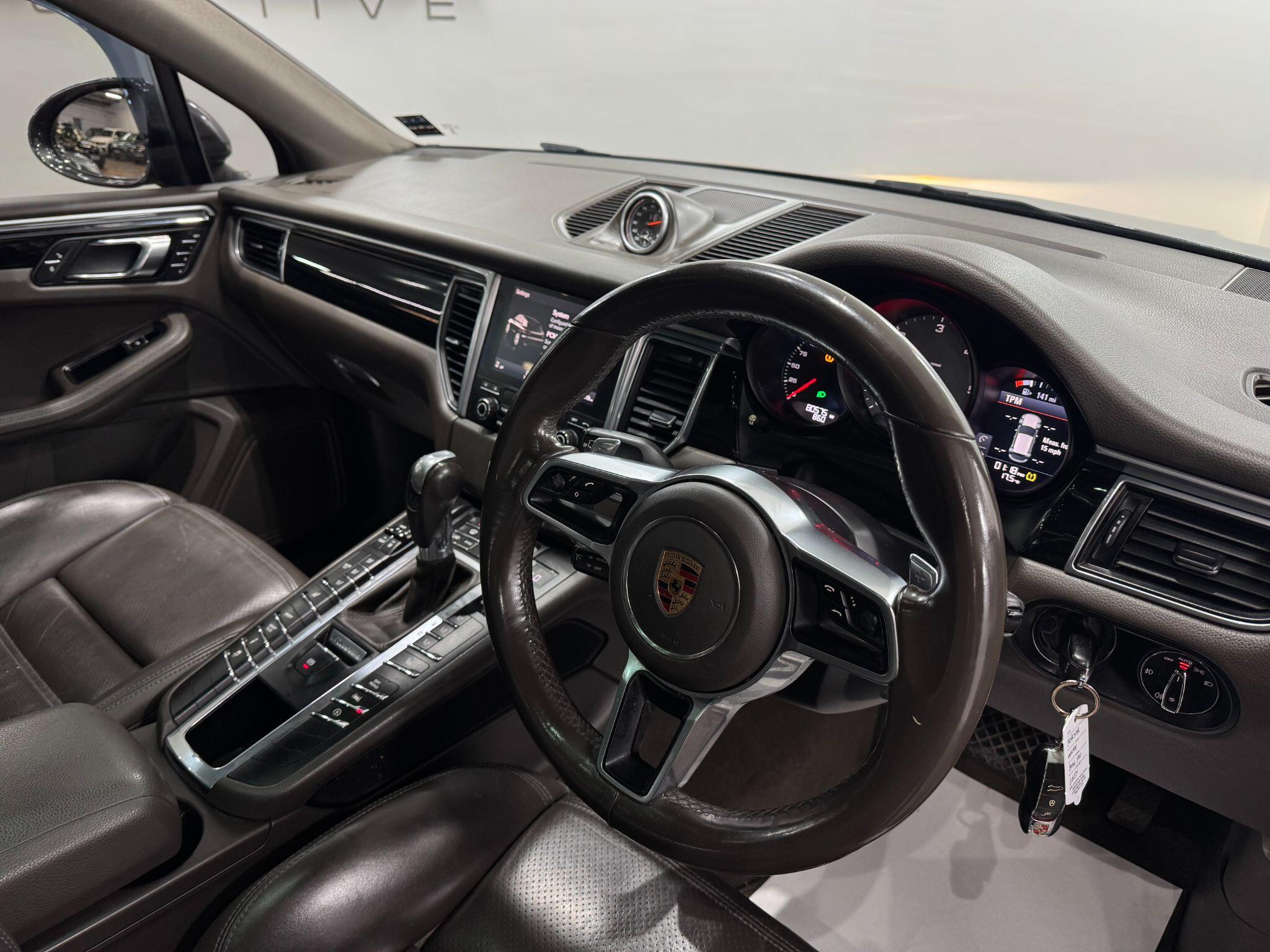 Porsche Macan view 29