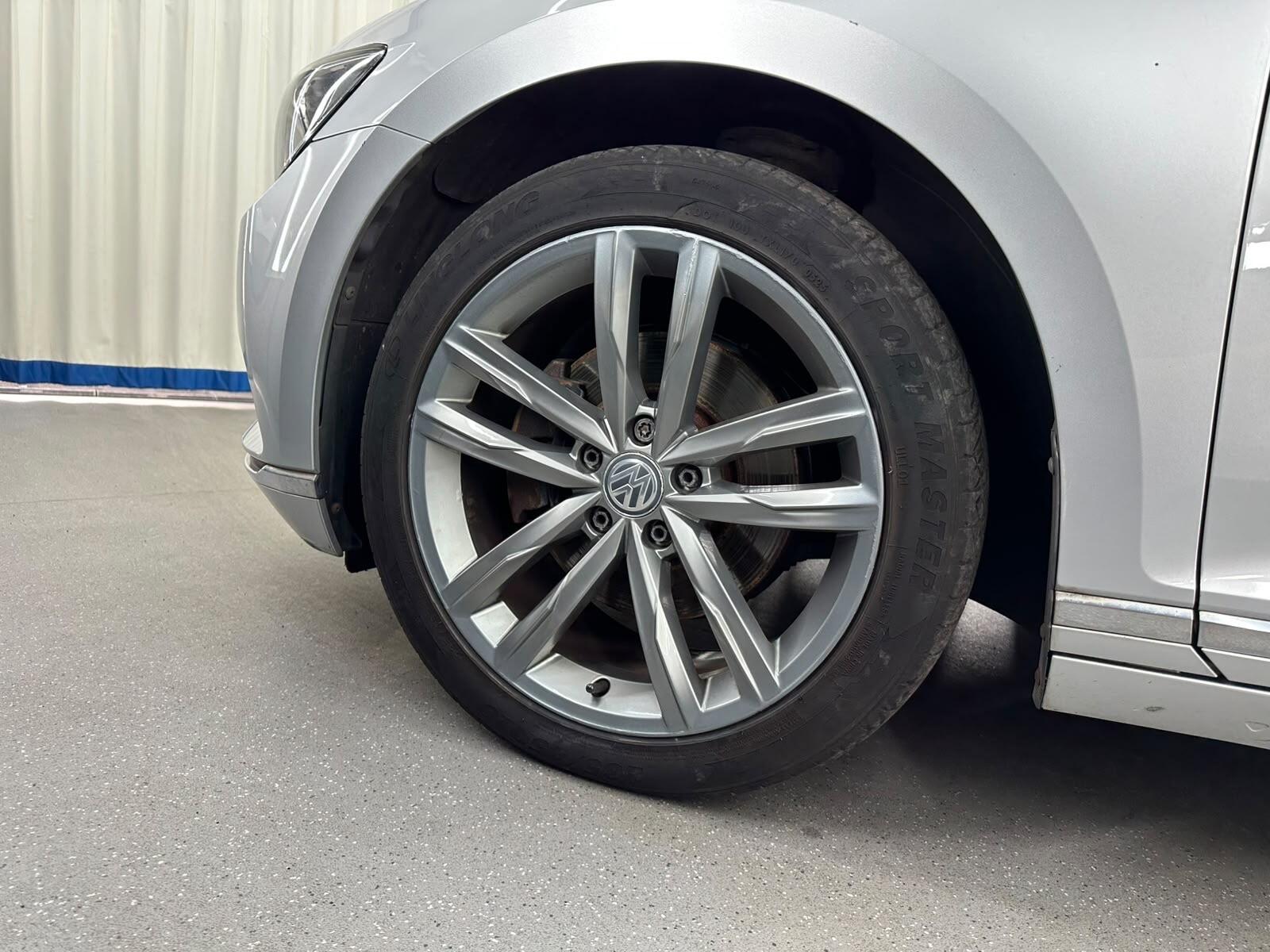 Volkswagen Passat view 17