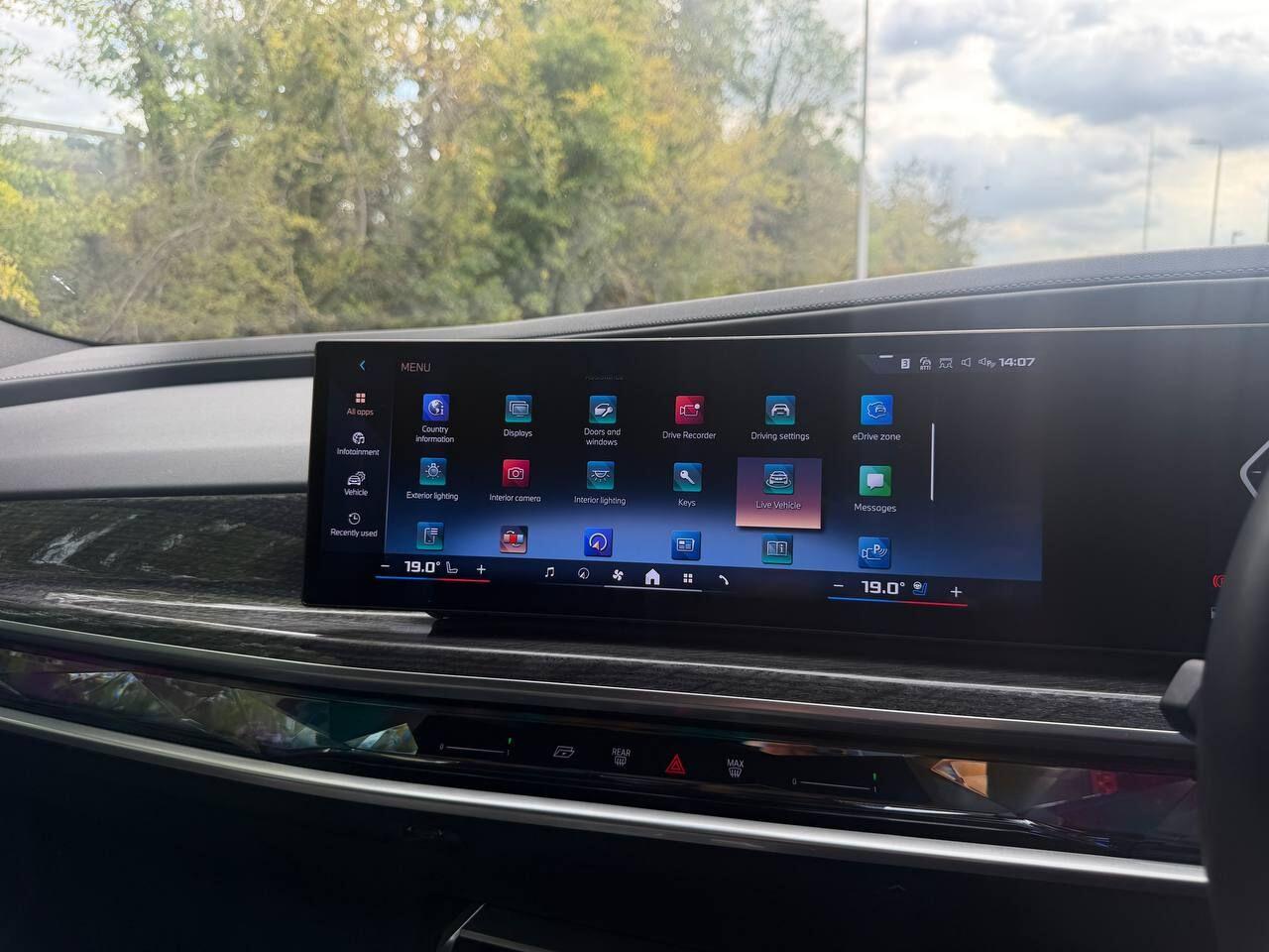 BMW 7 Series view 64