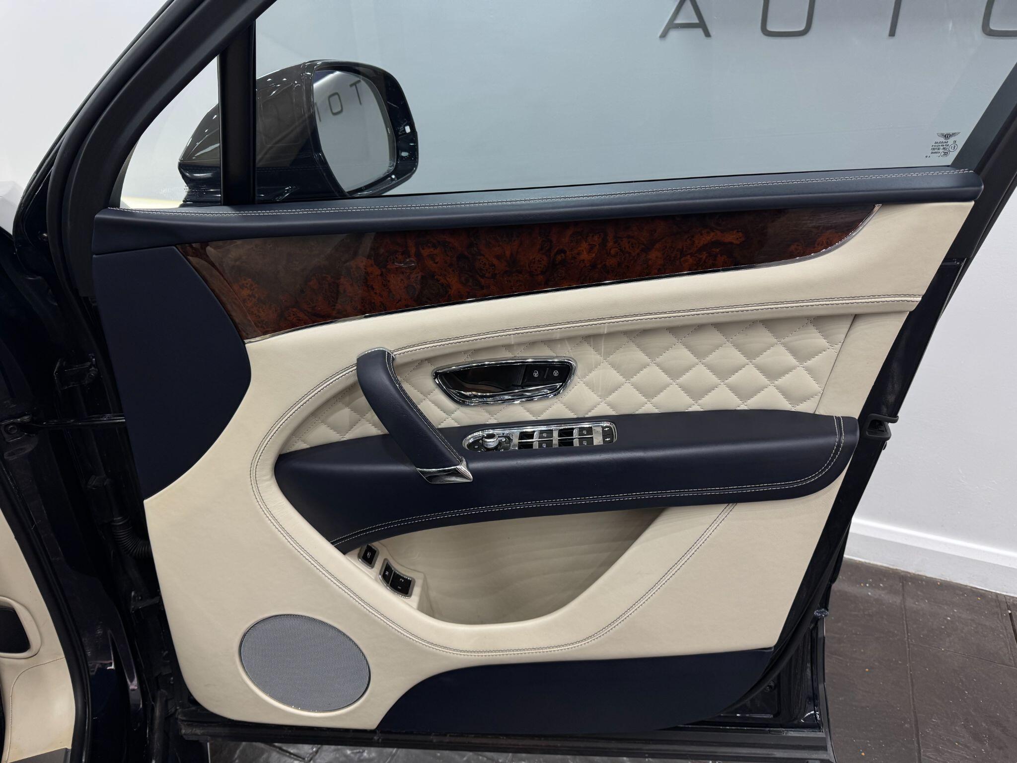 Bentley Bentayga view 25
