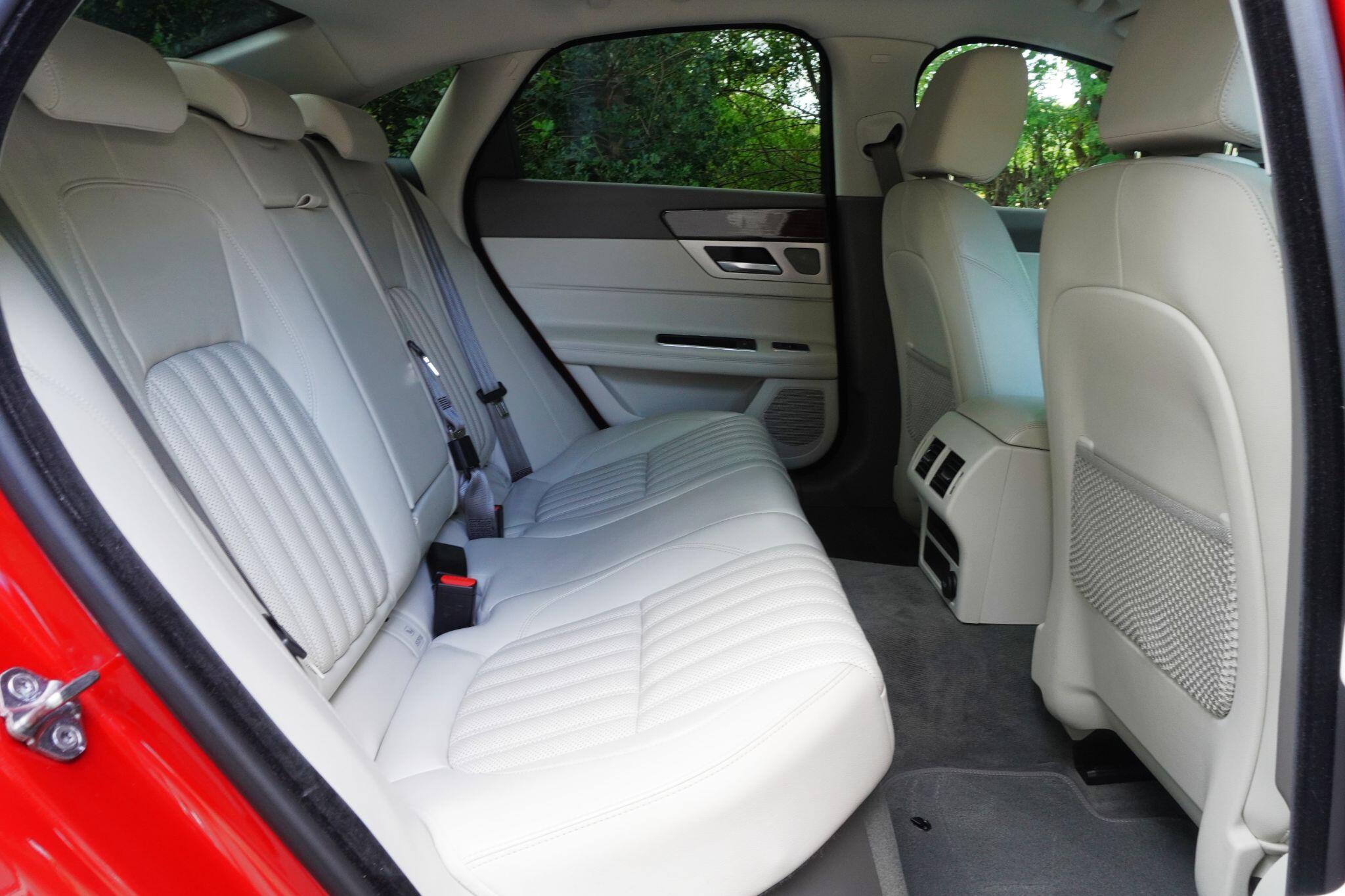 Jaguar XF view 40