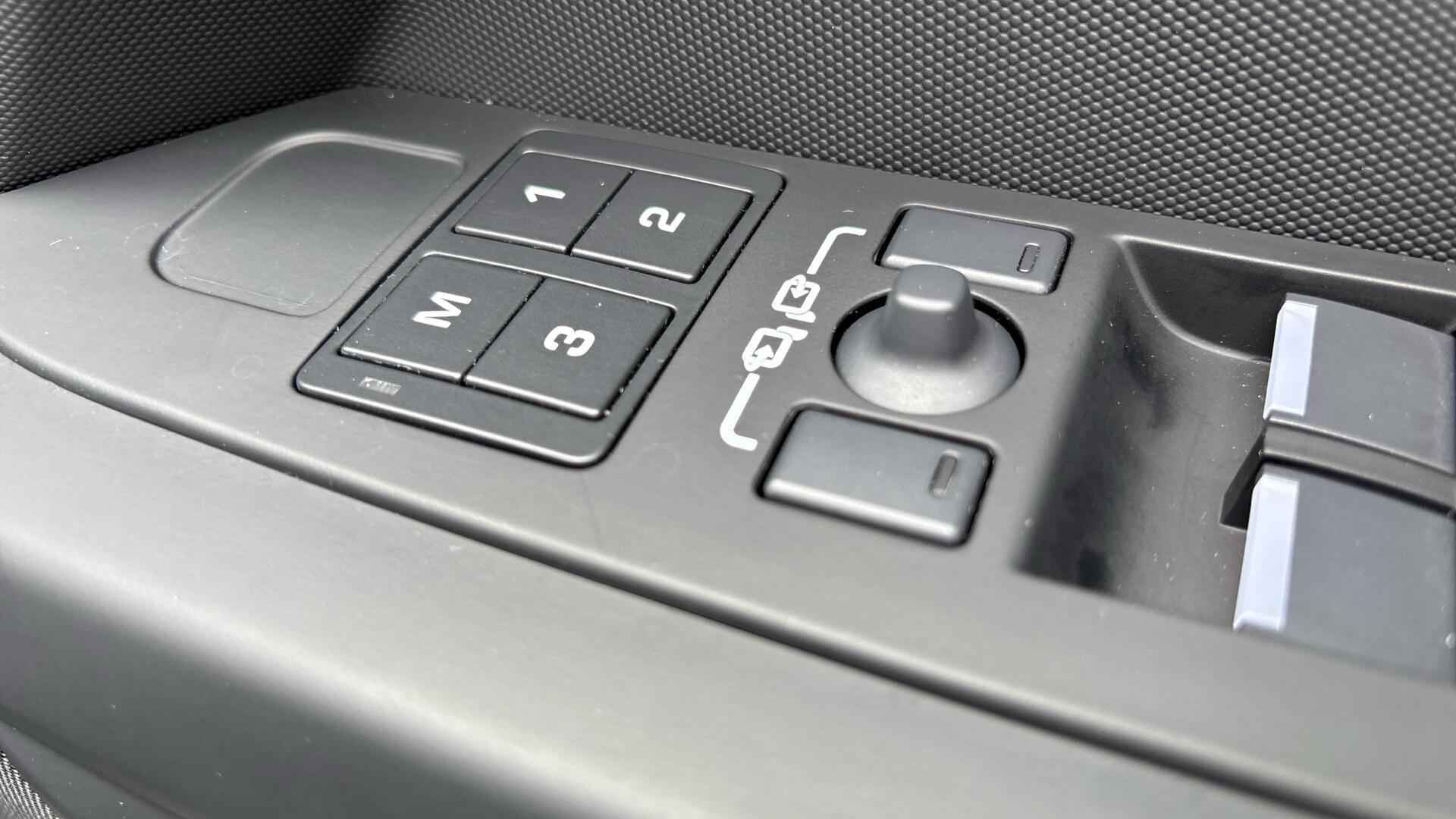 Land Rover Defender view 32
