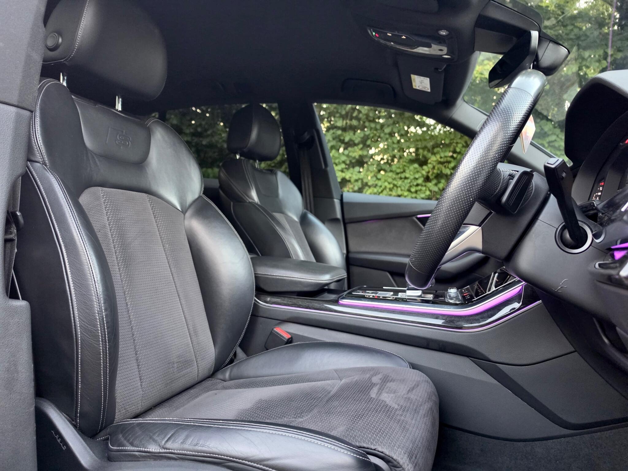 Audi Q8 view 4