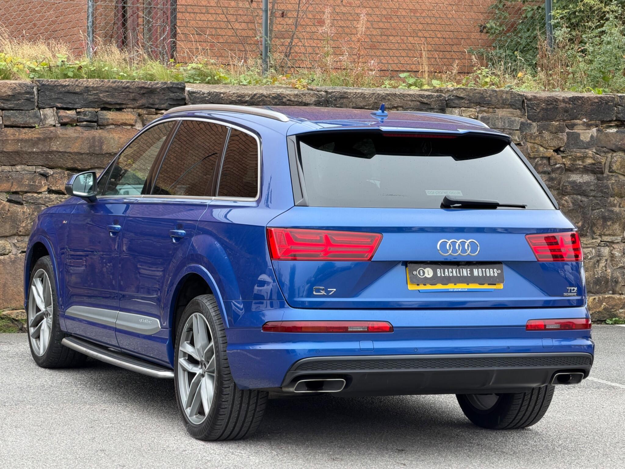 Audi Q7 view 5