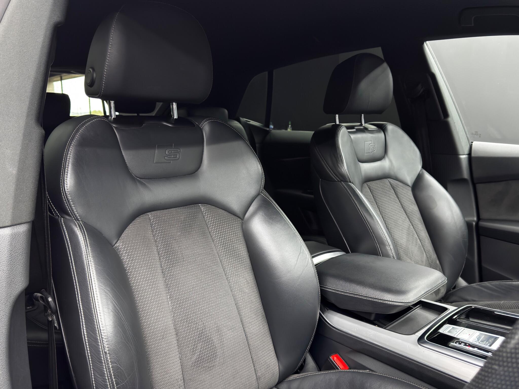 Audi Q8 view 12
