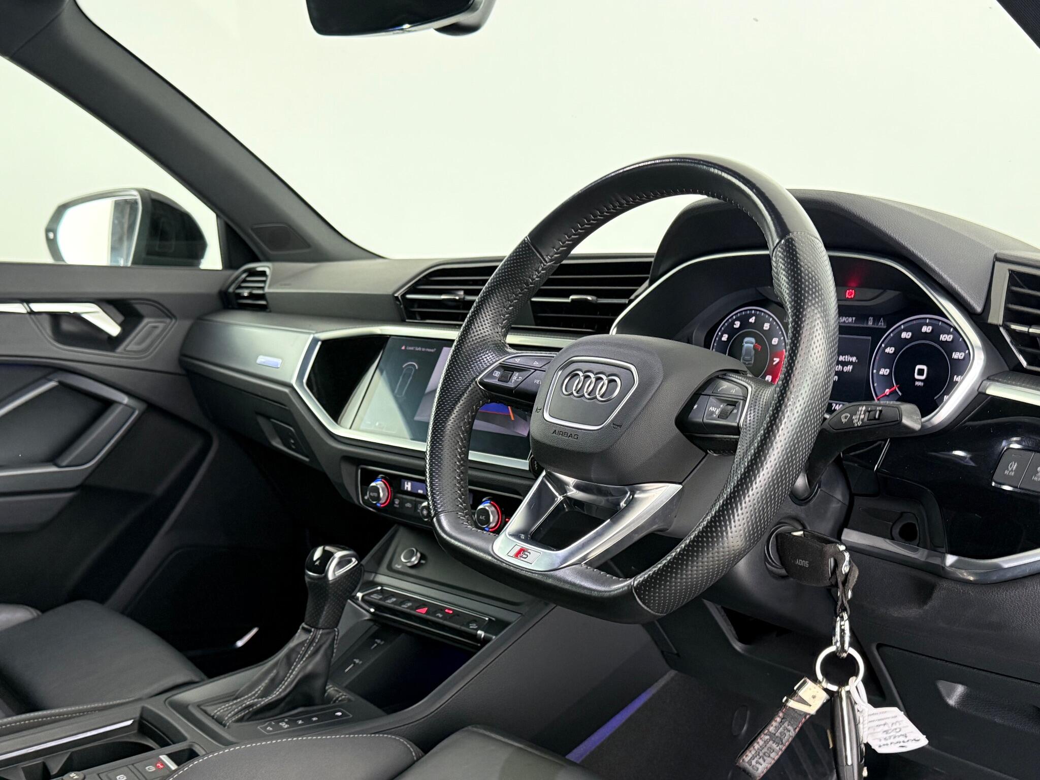 Audi Q3 view 3